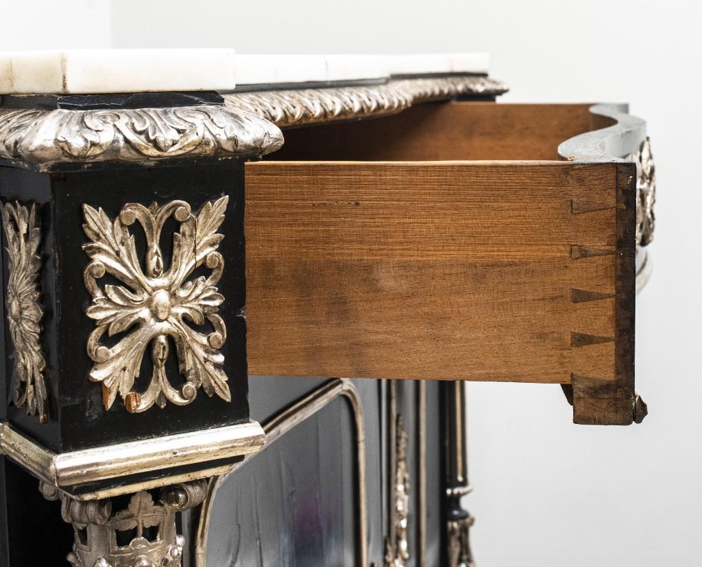 Napoleon III Französisch Second Empire Monumental Ebonisiert und Paket versilbert Meuble d'Appui Kabinett, mit weißem Marmor oben, lange Schublade über ein Paar Türen öffnen, um drei Innen Wurzelholz Schubladen, flankiert von kannelierten Säulen.