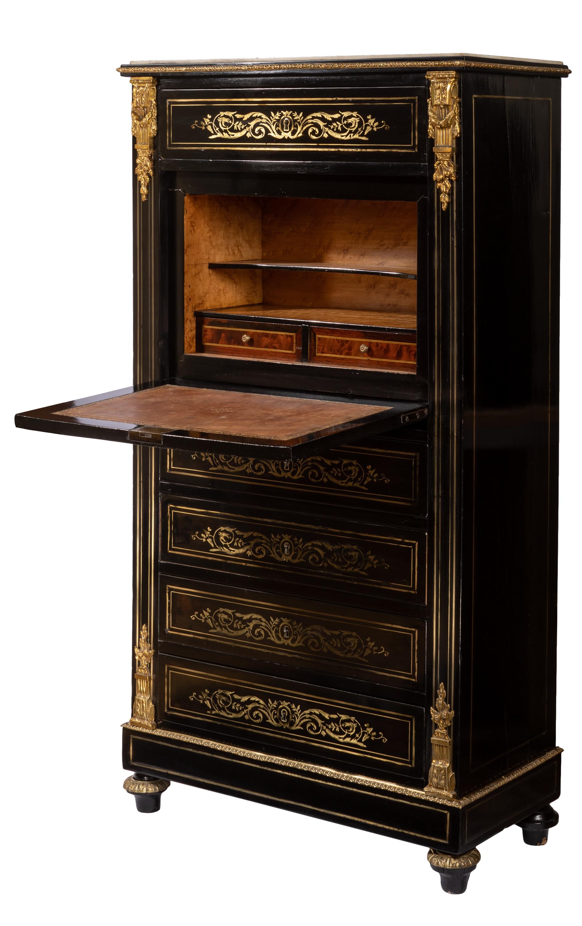 Questo charme e pratico chiffoniere in stile Napoleone III con scrivania nascosta è stato rifinito professionalmente e ora risplende nell'ebano più profondo con dettagli in ottone a contrasto. Le sue dimensioni lo rendono facilmente adattabile a