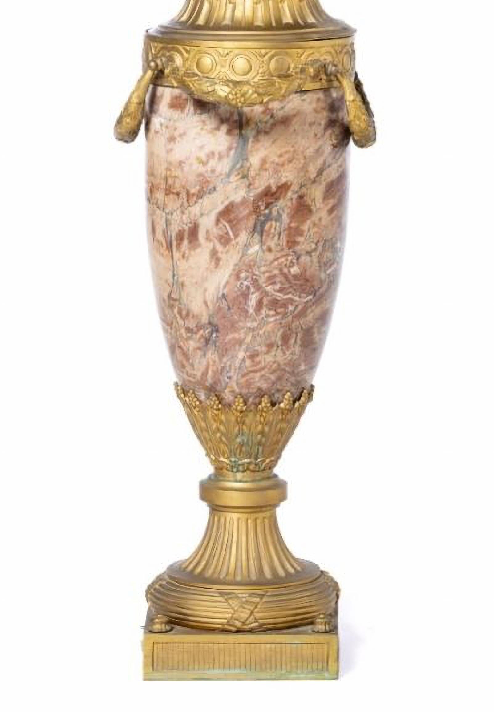 NAPOLEON III EIGHT LAME CANDELABRO 19th Century
French
in gilded bronze and marble, decorated with plant motifs. Signs of use.
Height: 120 cm
good conditions