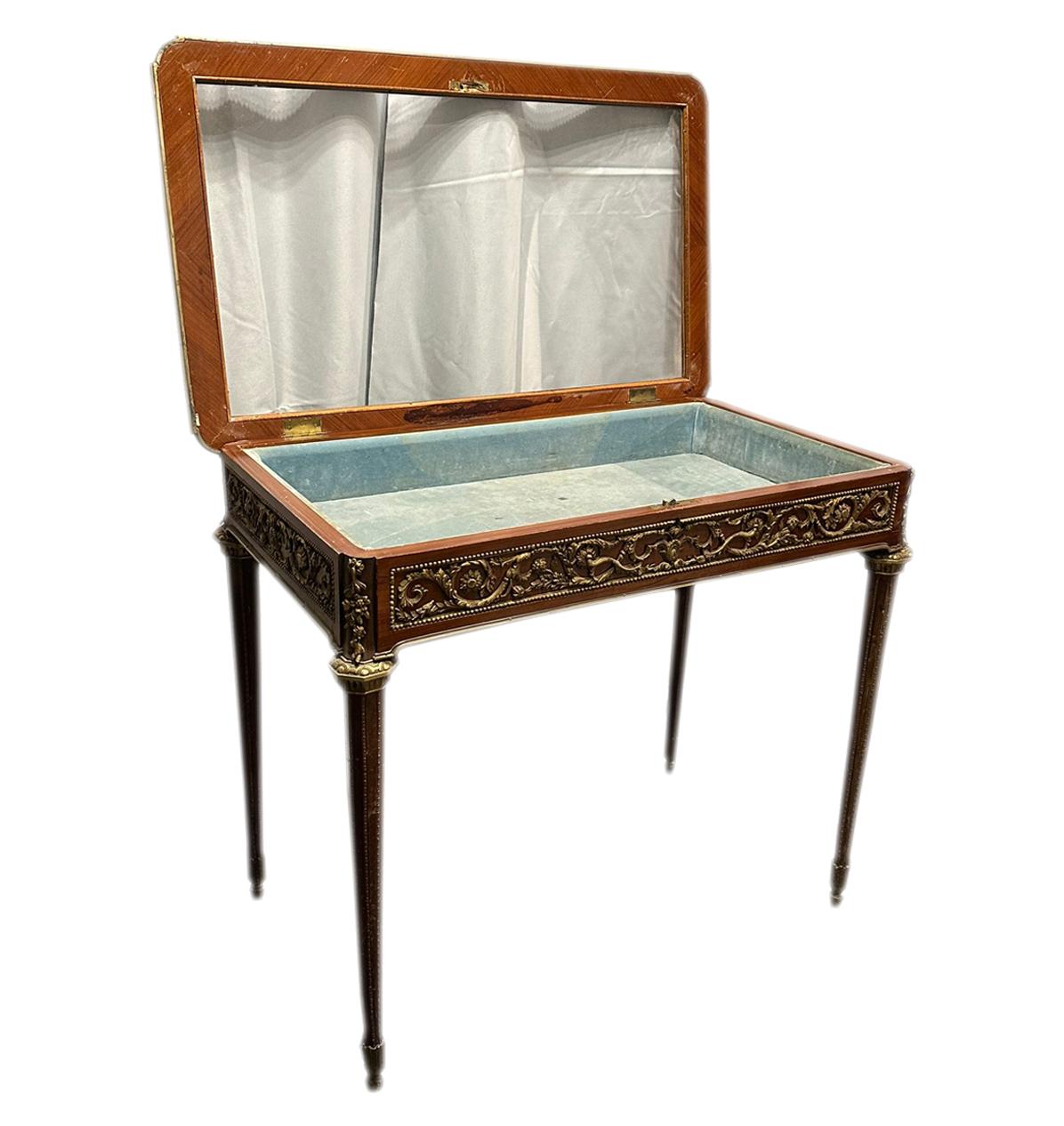 Vetrinetta dell'epoca di Napoleone III con ornamenti in bronzo. Francia XIX secolo. in vendita 5