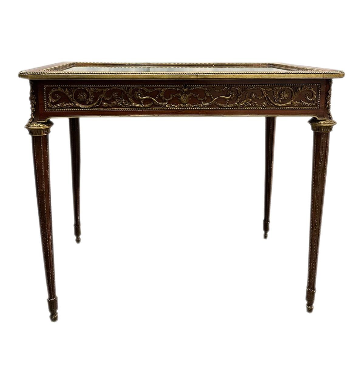 Vetrina in palissandro massiccio con intarsio di piume e decorazioni in bronzo. Il piano, con cerniere e serratura, è rifinito in vetro. Epoca di Napoleone III Francia 19° secolo circa 1850.