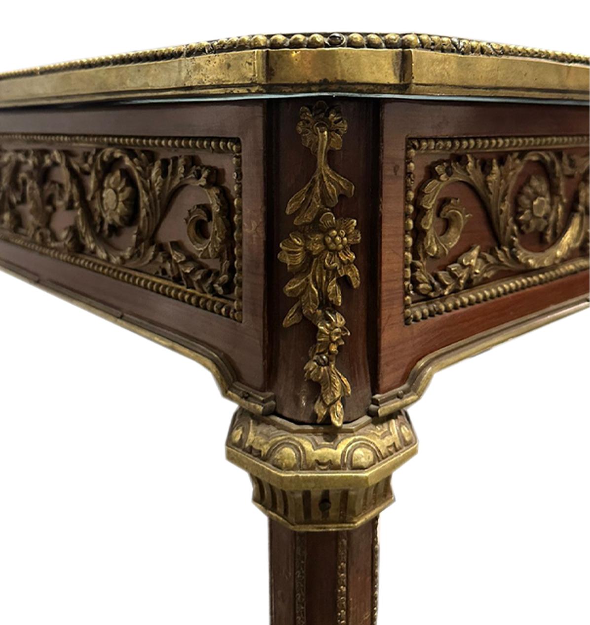 Francese Vetrinetta dell'epoca di Napoleone III con ornamenti in bronzo. Francia XIX secolo. in vendita