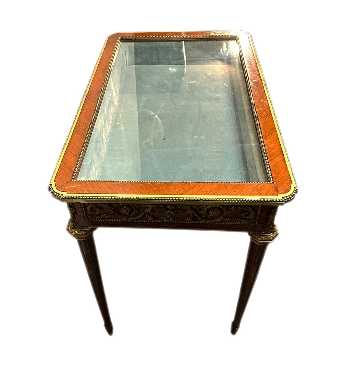 Vetrinetta dell'epoca di Napoleone III con ornamenti in bronzo. Francia XIX secolo. In condizioni buone in vendita a Madrid, ES