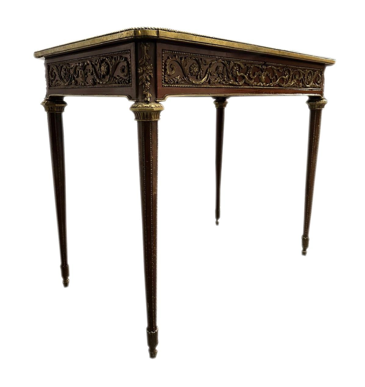 Vetrinetta dell'epoca di Napoleone III con ornamenti in bronzo. Francia XIX secolo. in vendita 1