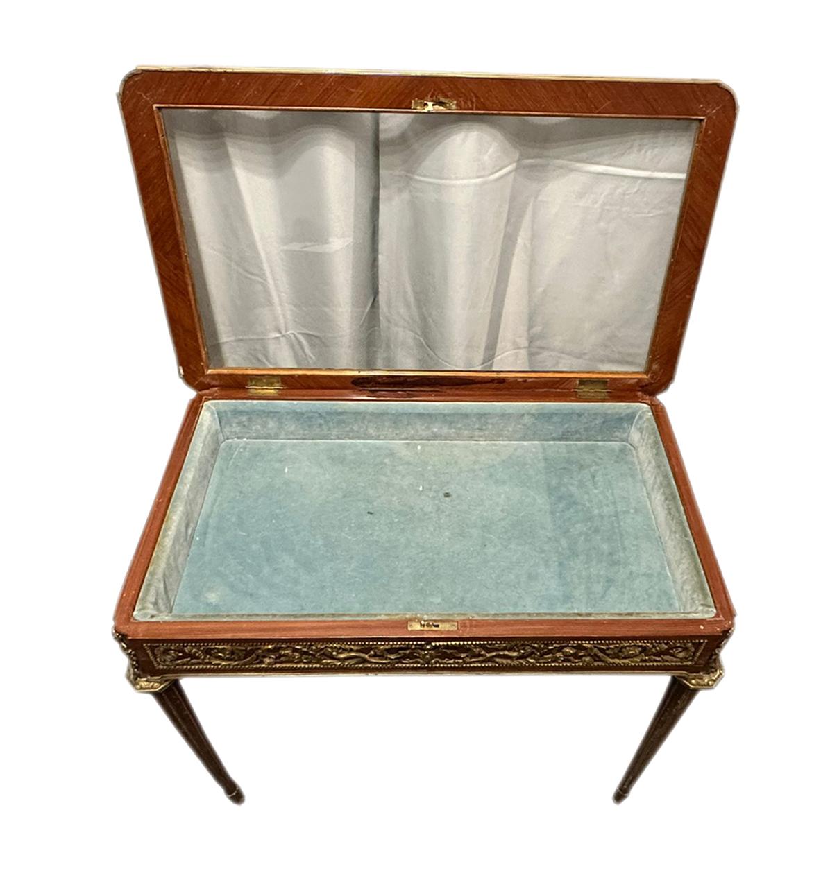 Vetrinetta dell'epoca di Napoleone III con ornamenti in bronzo. Francia XIX secolo. in vendita 2