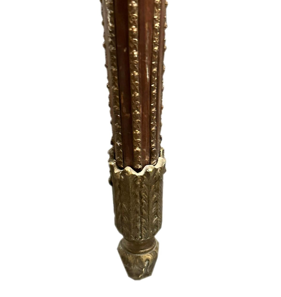 Vetrinetta dell'epoca di Napoleone III con ornamenti in bronzo. Francia XIX secolo. in vendita 3