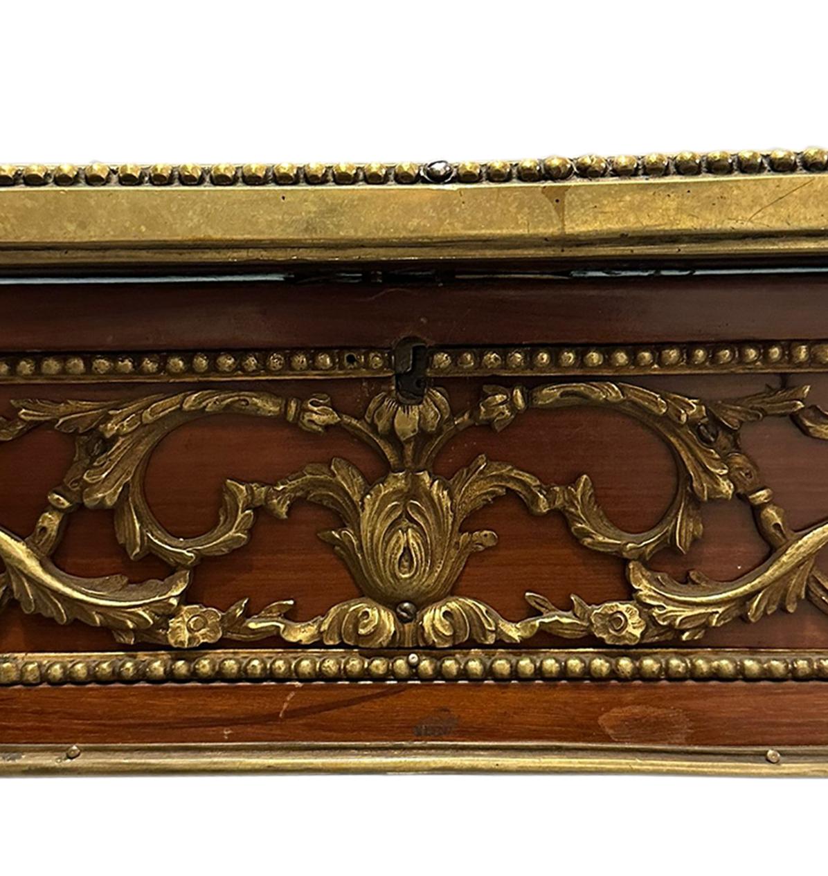 Vetrinetta dell'epoca di Napoleone III con ornamenti in bronzo. Francia XIX secolo. in vendita 4