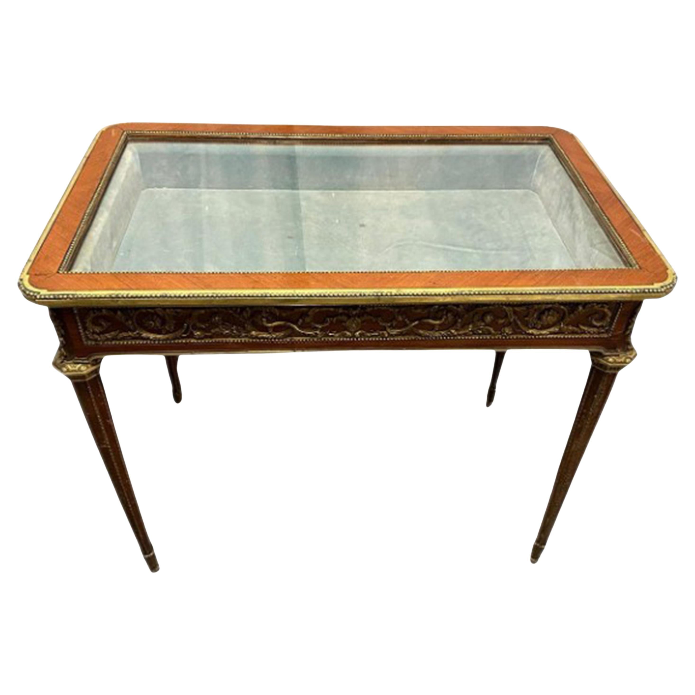 Vitrine d
époque Napoléon III avec ornements en bronze. France 19ème siècle. en vente