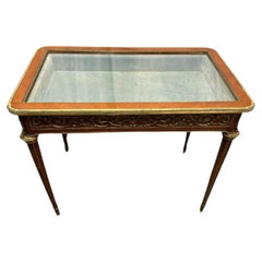 Vitrine d
époque Napoléon III avec ornements en bronze. France 19ème siècle.