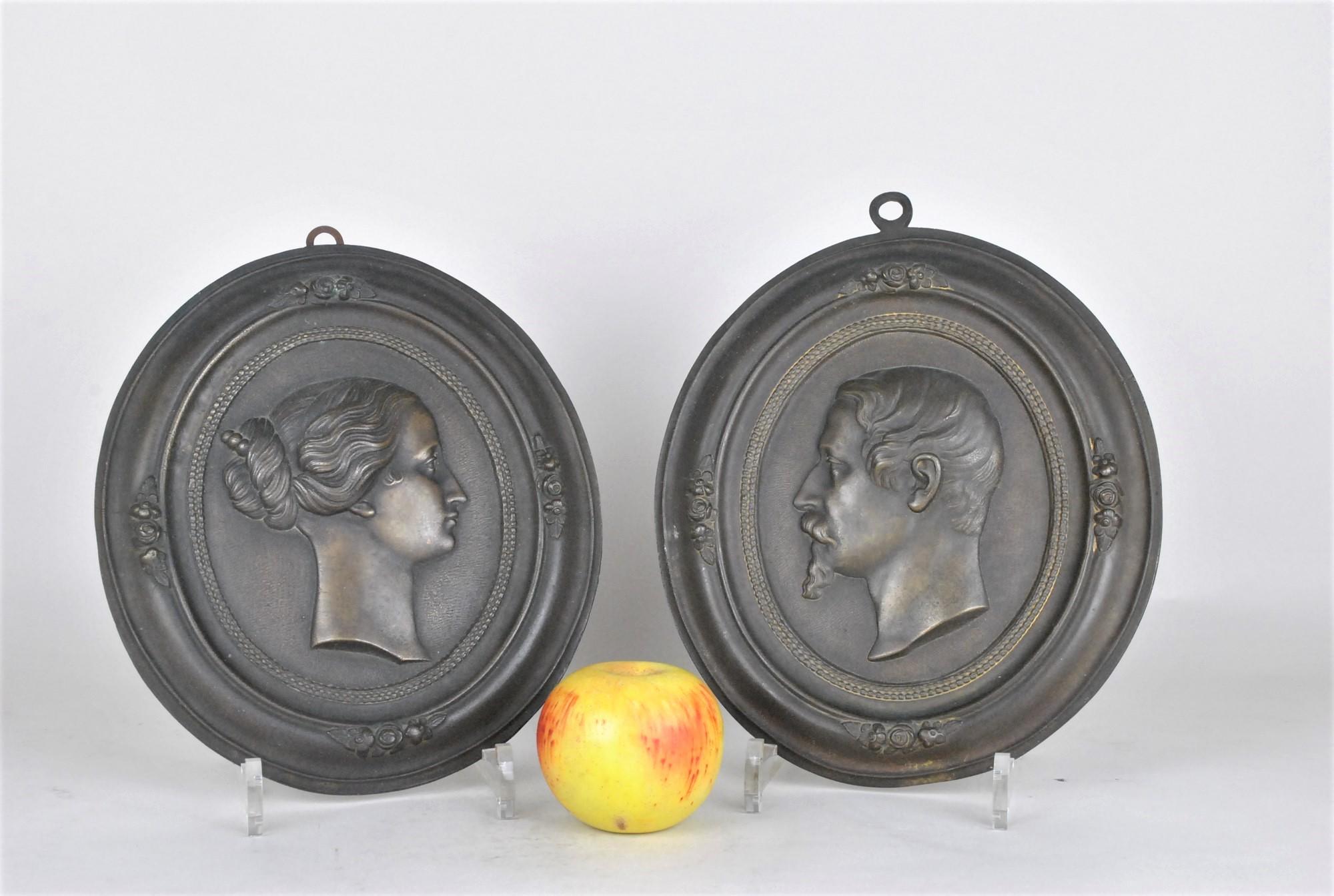 Pair of large oval medallions with the profiles of Napoleon III and Eugenie

Brown patina, low relief

Good general condition, note a deformation at the bottom of the oval of the portrait of Napoleon III

Height 27cm
Length22.5cm.