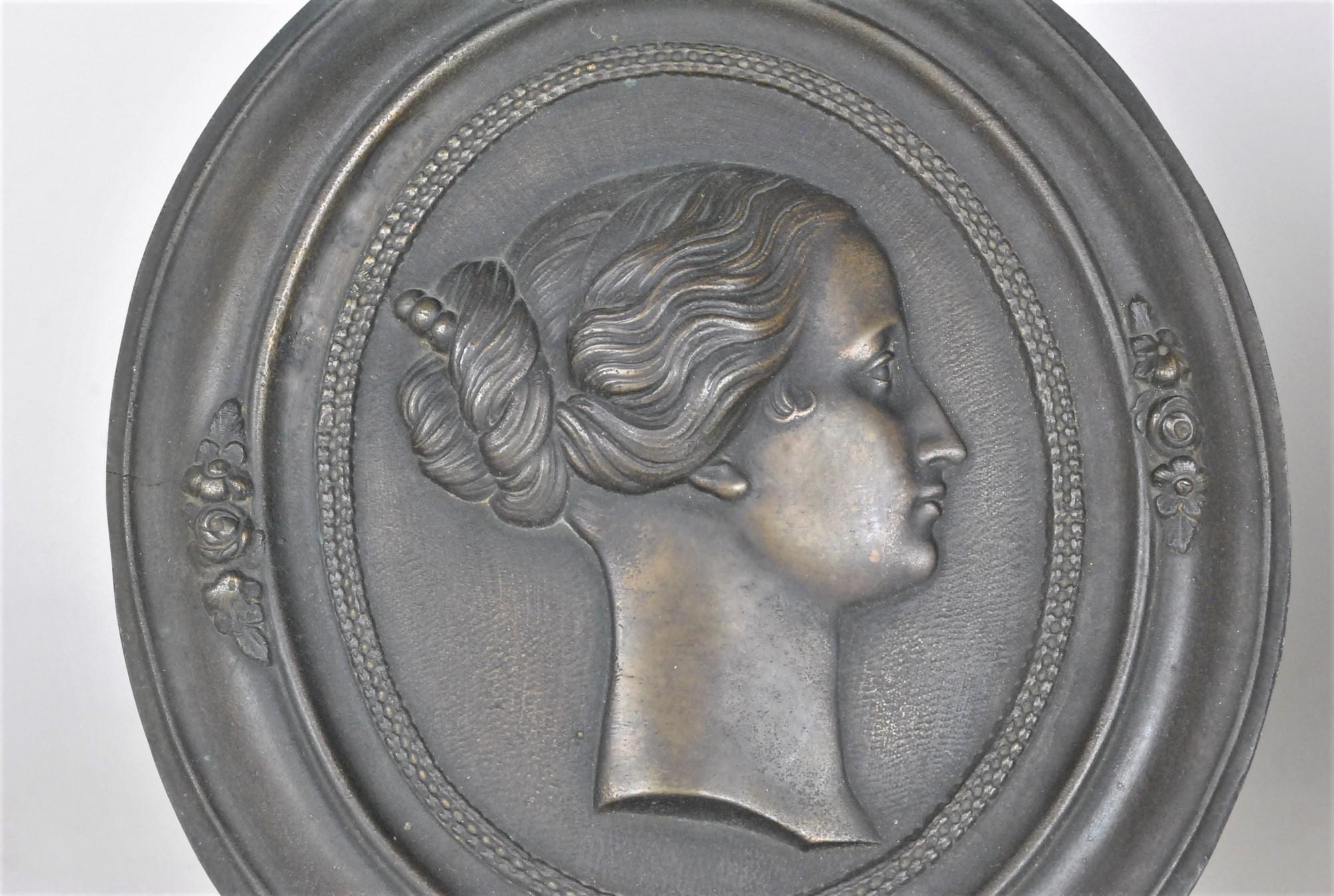 Napoleon III & Eugénie, Pair of Bronze Medallions, XIXth Century For Sale 3