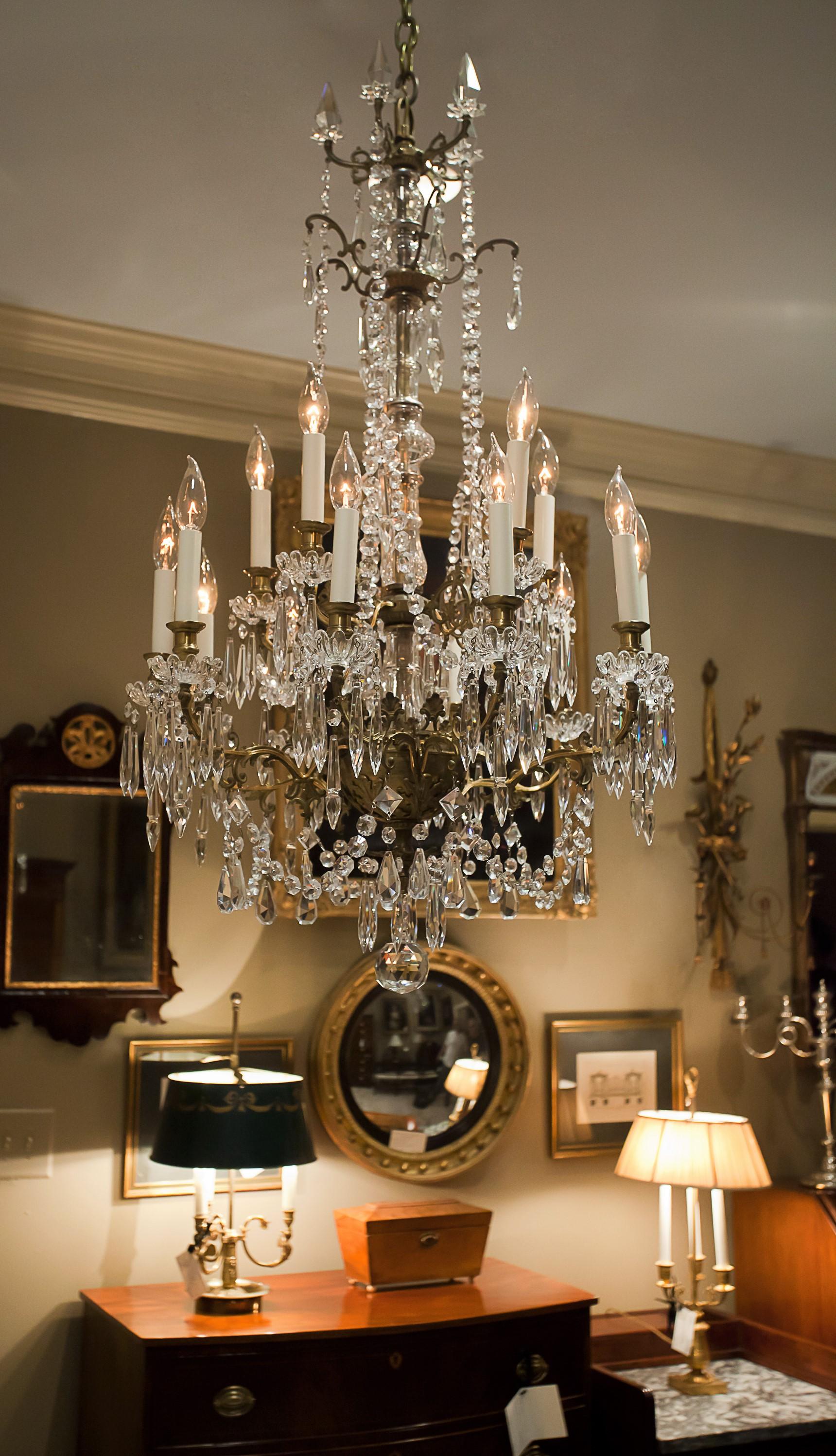 French Napoleon III Fifteen-Light Gilt Brass and Crystal Chandelier, circa 1850, France For Sale