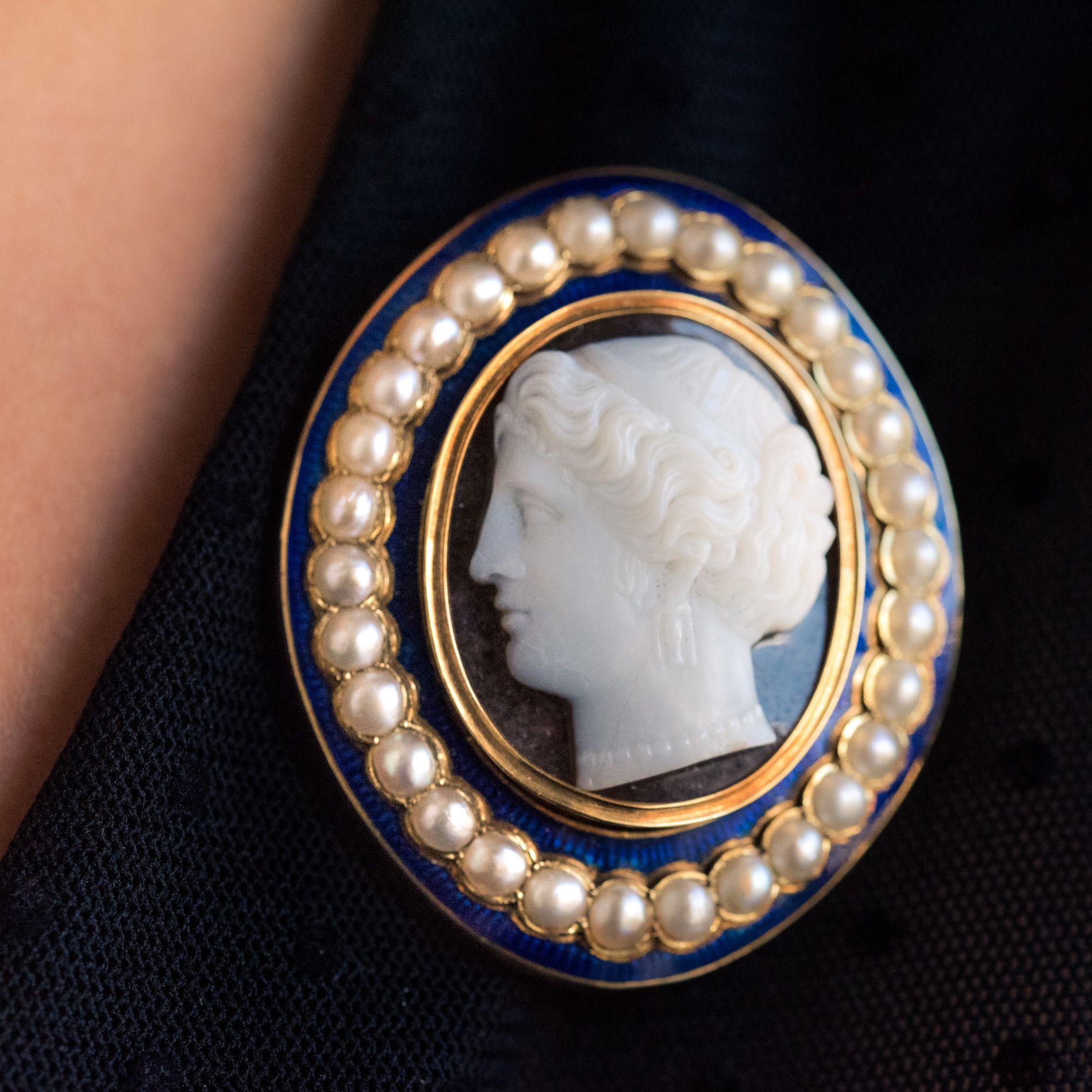 Napoleon III Natural Pearl Enamel Agate Gold Cameo Brooch In Excellent Condition In Poitiers, FR