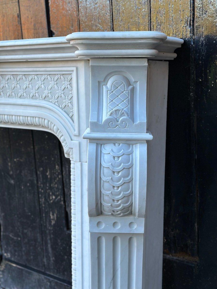 Napoleon III fireplace in Carrara marble, hearth dimensions 76 x 112cm, repair following splinters on the bottom center of the lintel.