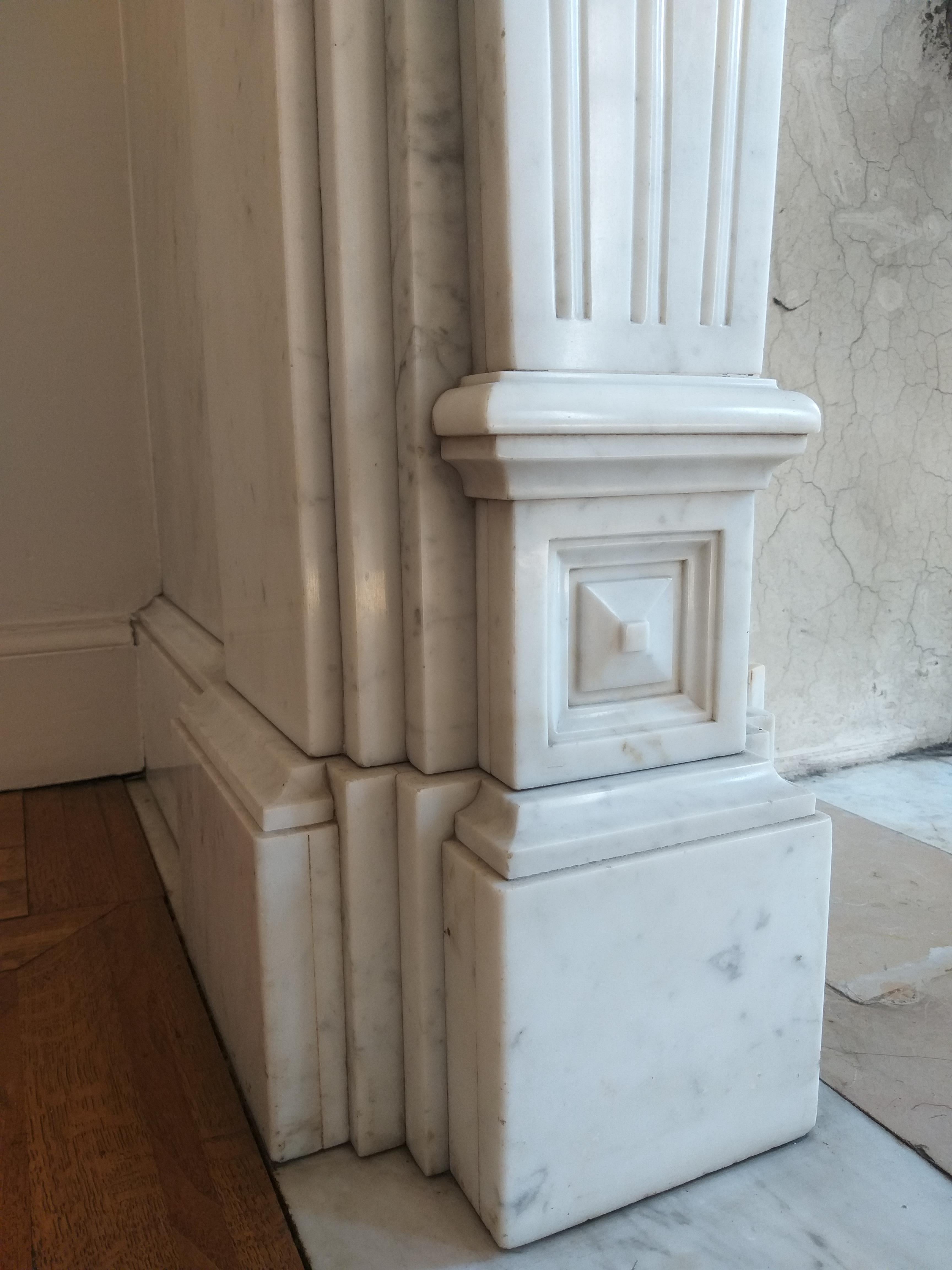 Napoléon III Fireplace in Carrara Marble For Sale 3