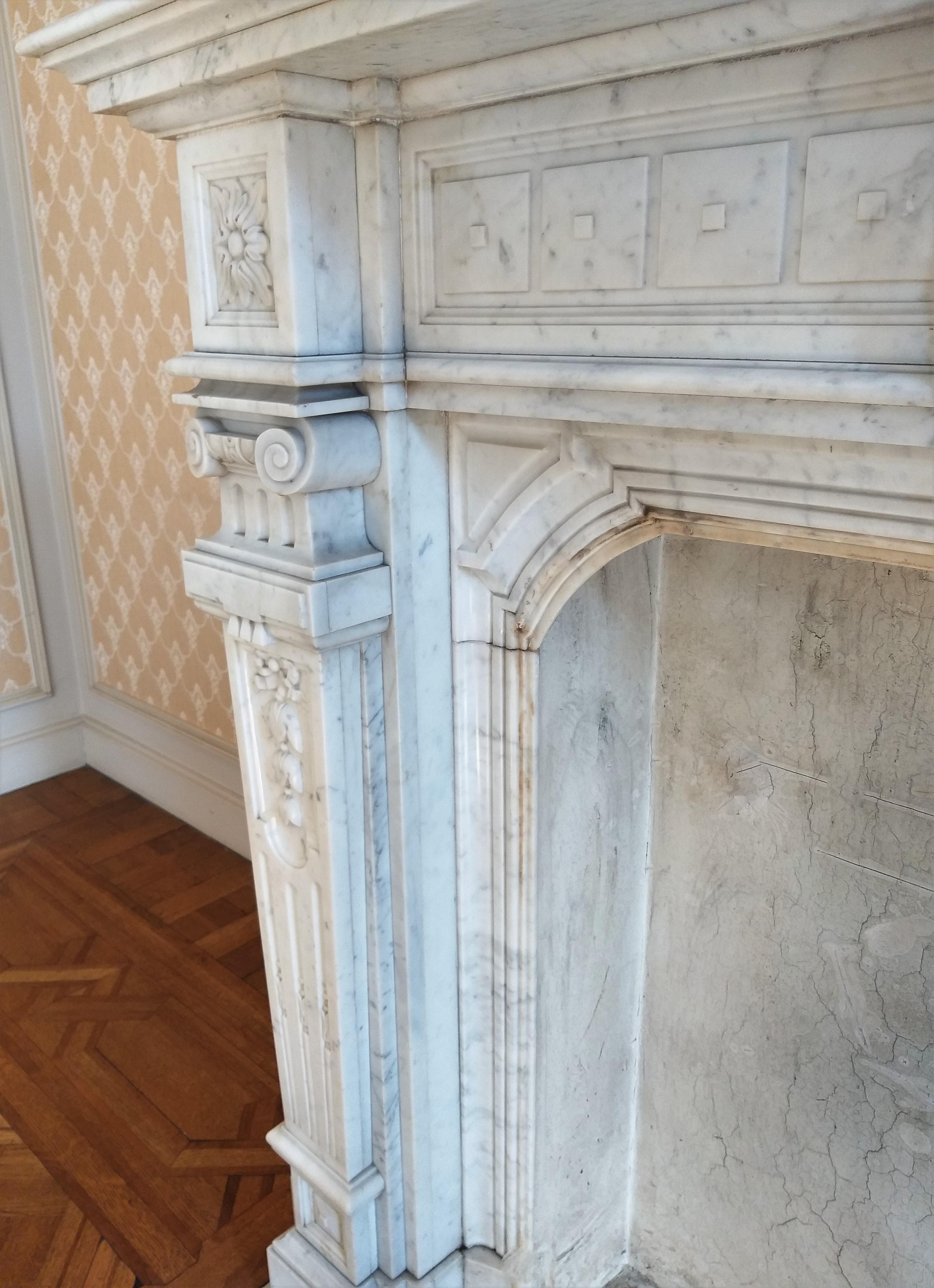 European Napoléon III Fireplace in Carrara Marble For Sale