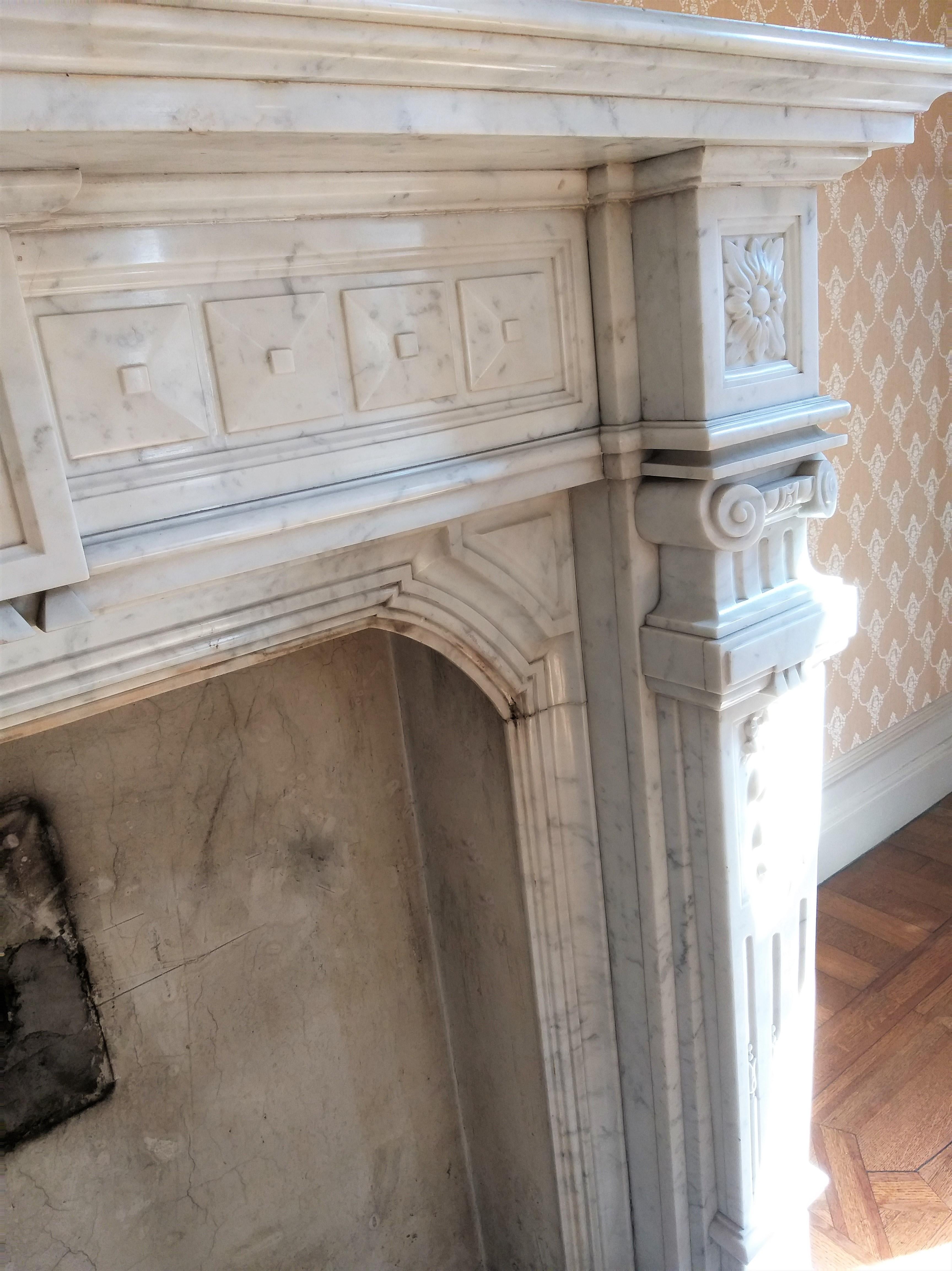 Napoléon III Fireplace in Carrara Marble In Good Condition For Sale In Gembloux, BE