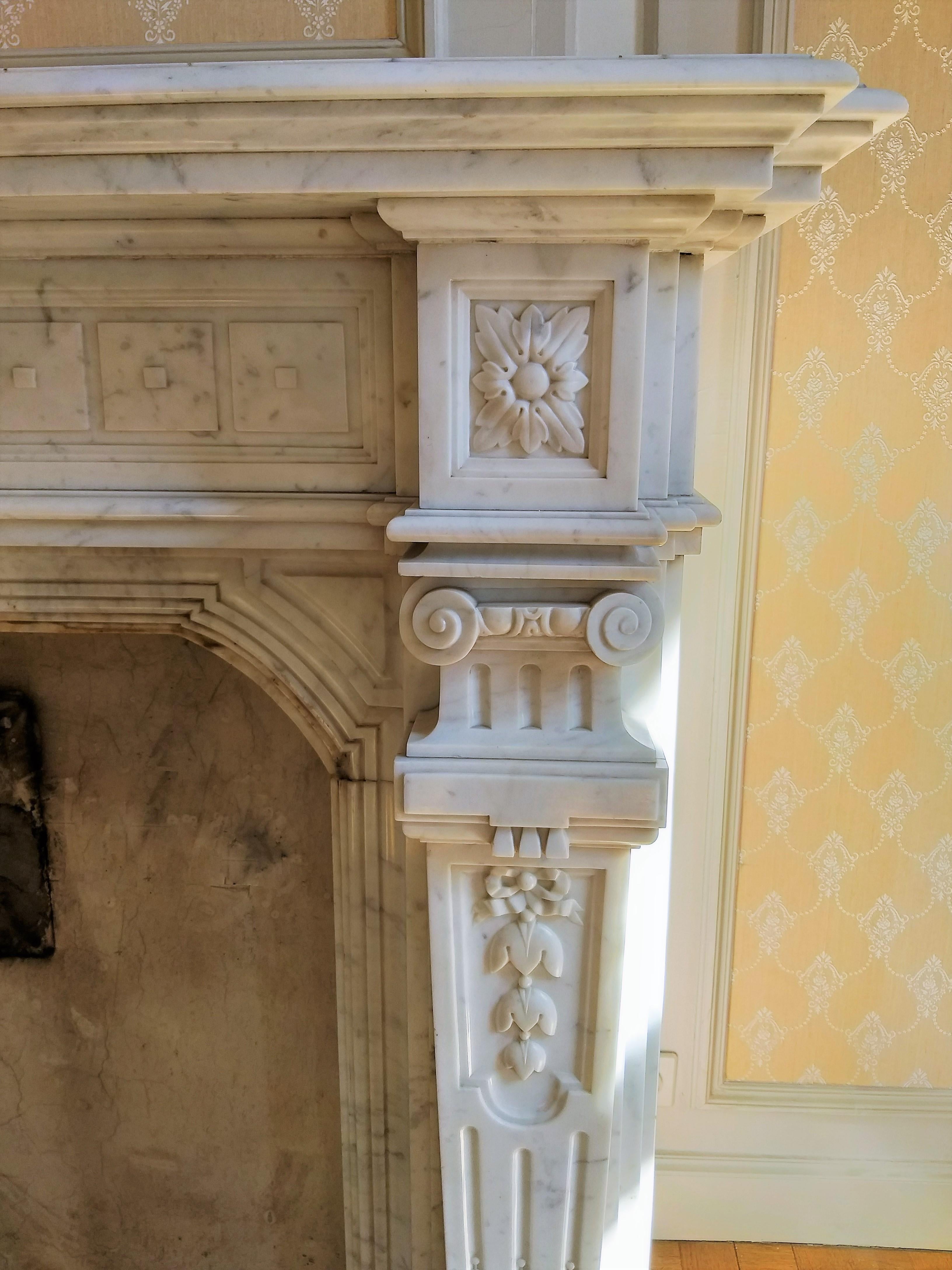Napoléon III Fireplace in Carrara Marble For Sale 2