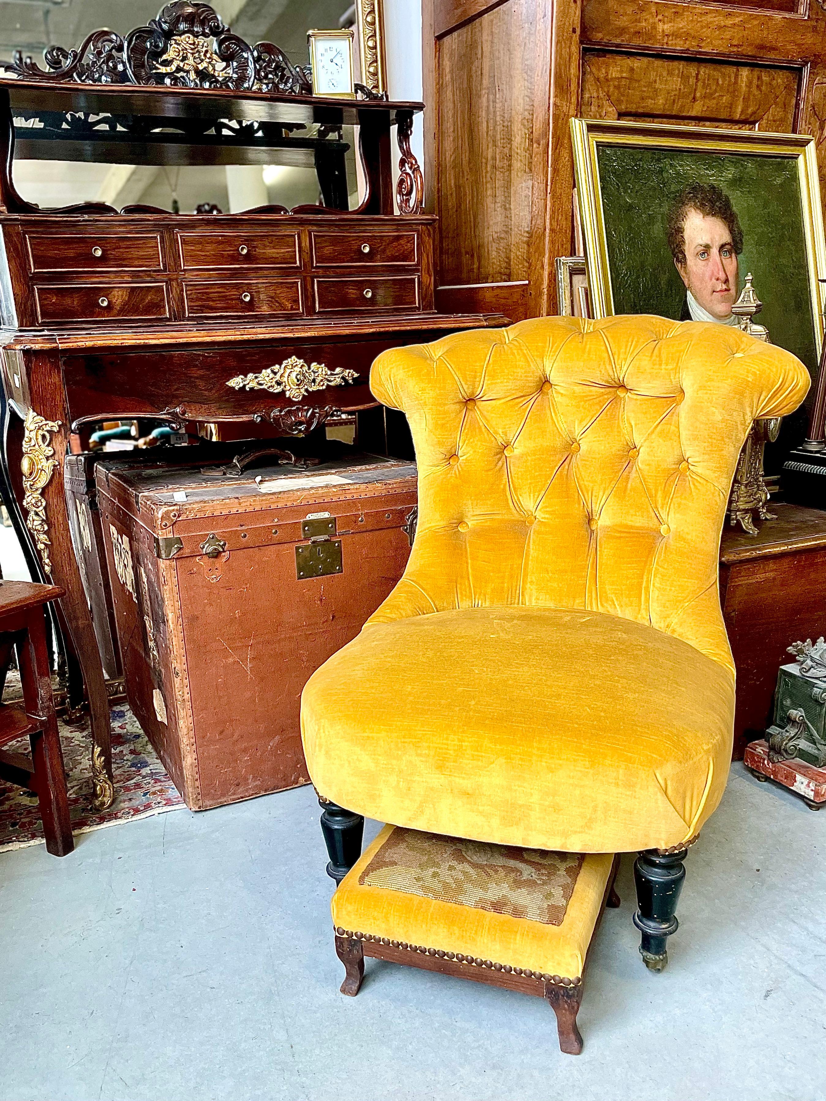 Französischer Sessel von 1860 und passender Fußschemel im Angebot 3