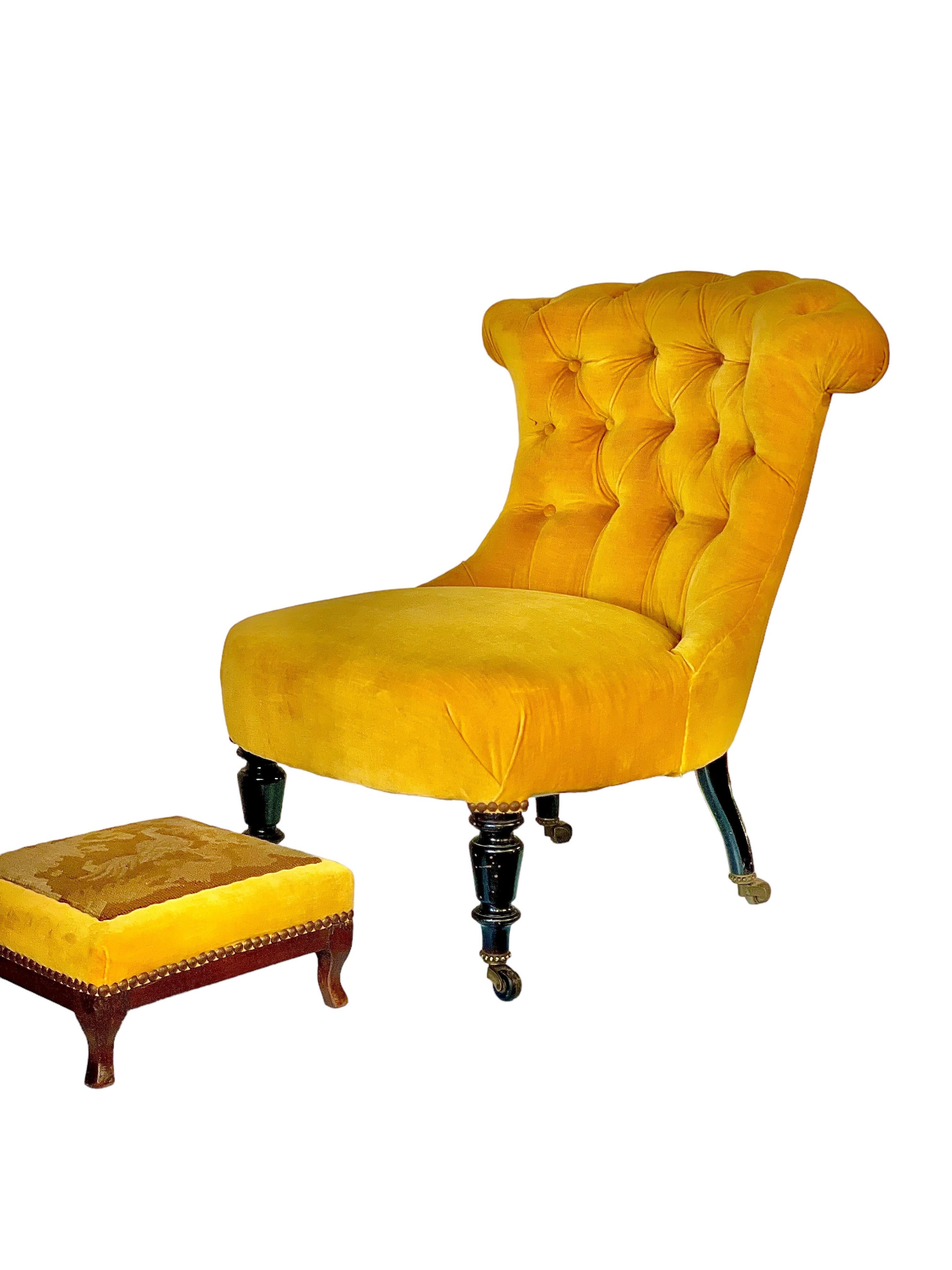 Französischer Sessel von 1860 und passender Fußschemel im Angebot 1
