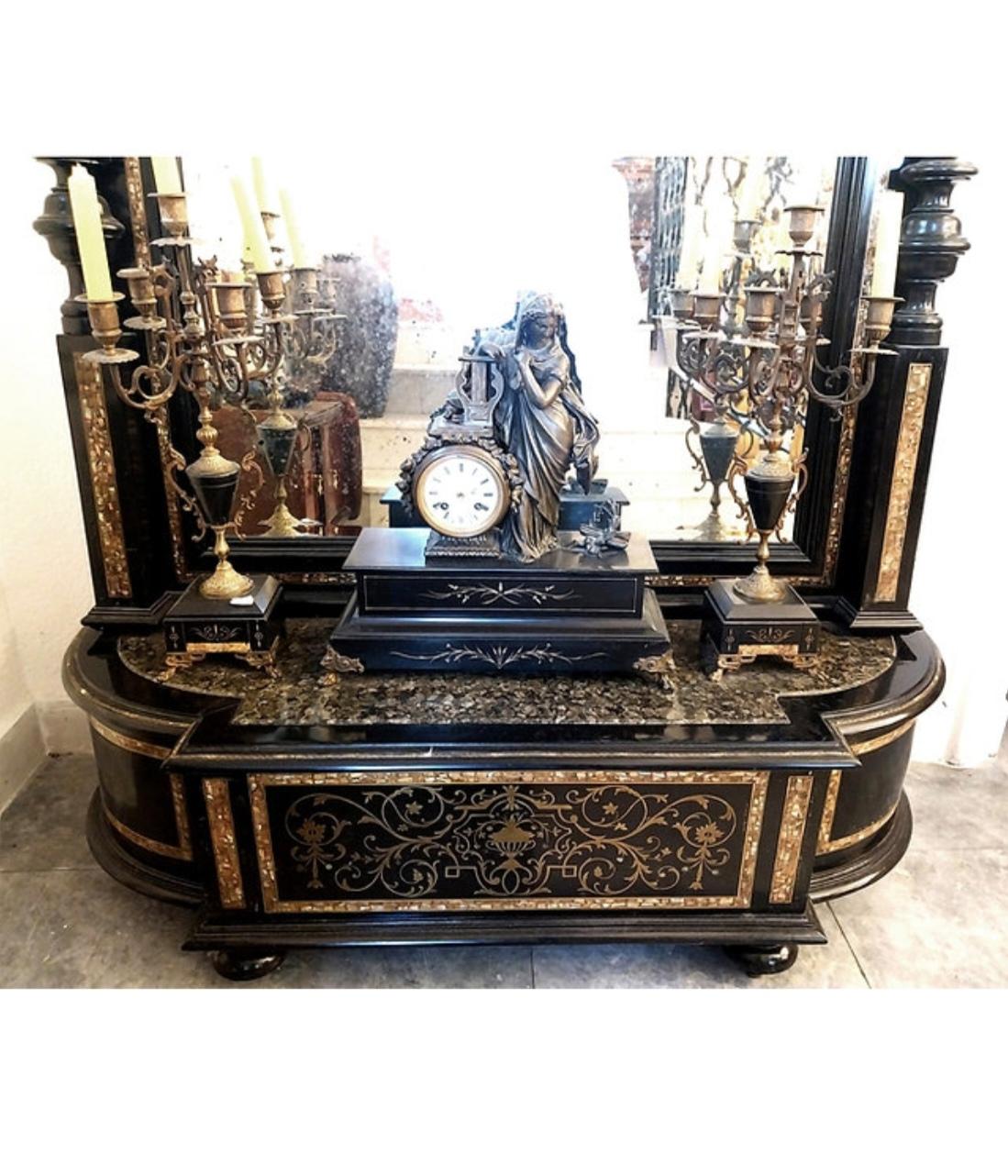 Una grande specchiera eccezionalmente sontuosa e allo stesso tempo elegantemente imponente con una consolle bassa abbinata è un vero e proprio rappresentante dello stile Napoleone III, nato in Francia e in voga nel periodo compreso tra il 1852 e il