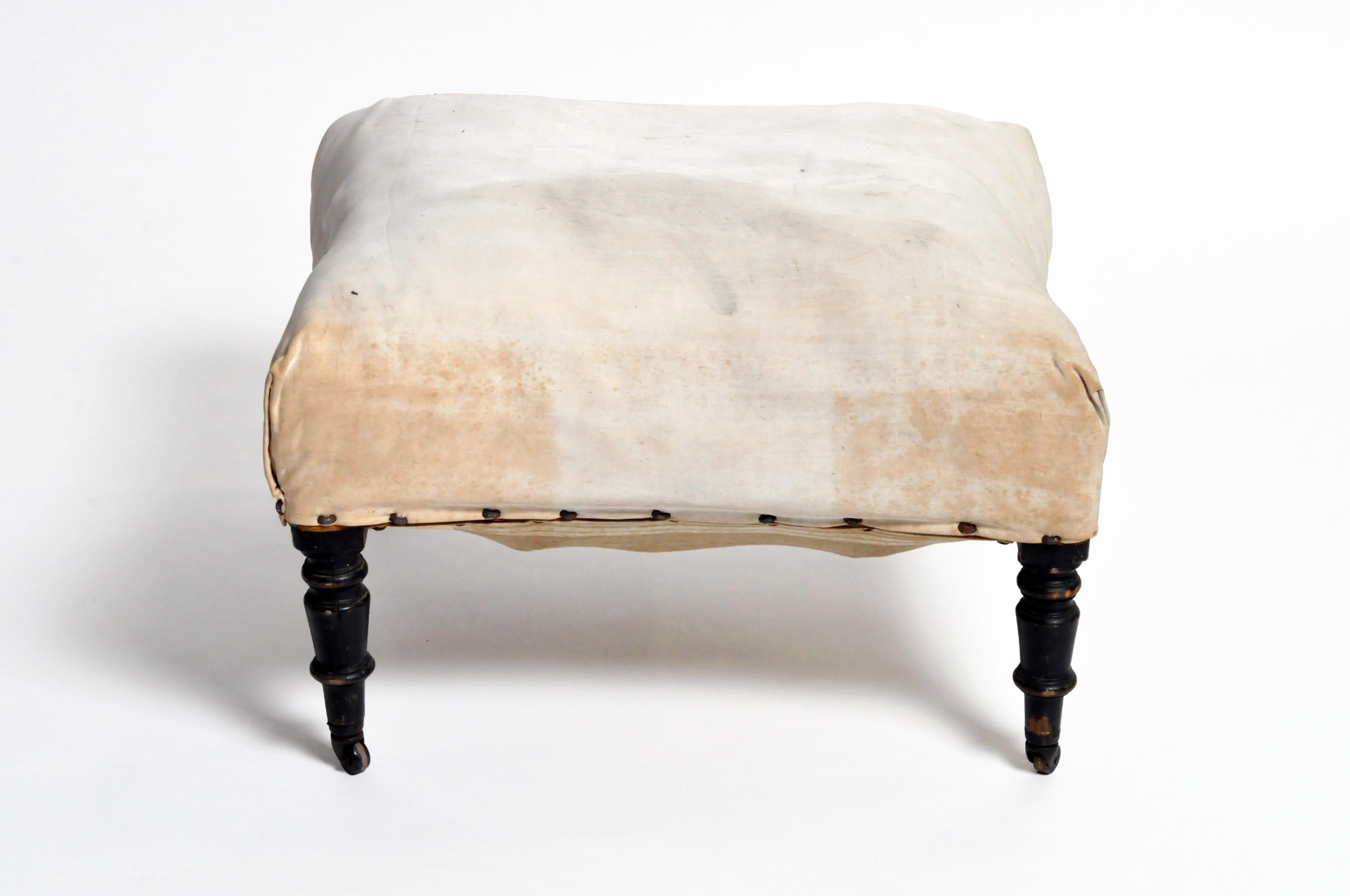 A Napoleon III foot stool from France, circa 19th century. Original stuffing and linen-cotton cover. Carved wood legs with black lacquer. All original.
   