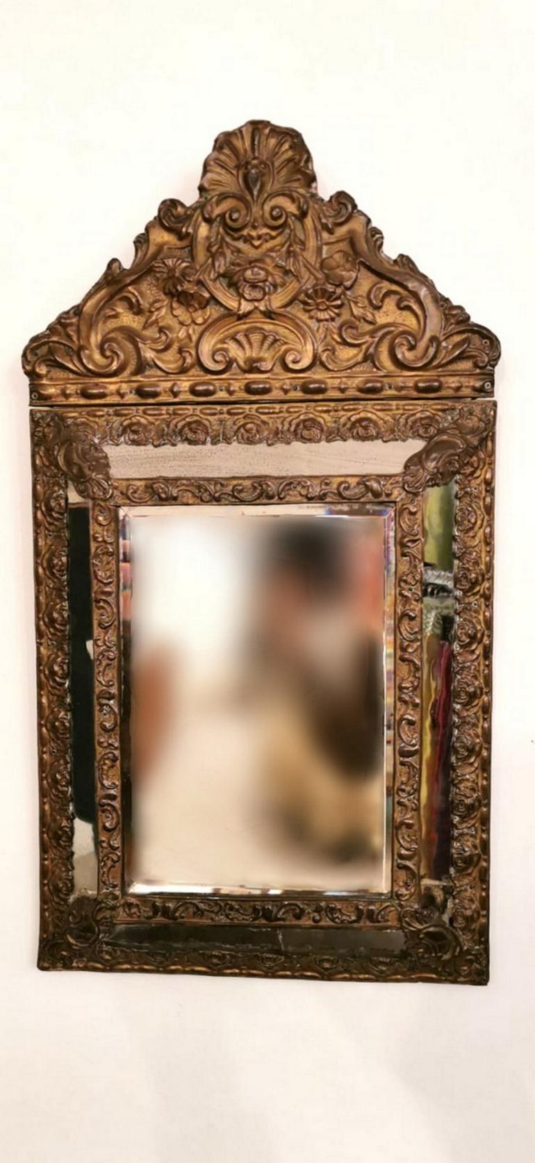 We kindly suggest you read the whole description, because with it we try to give you detailed technical and historical information to guarantee the authenticity of our objects.
Elegant Napoleonic period frame with a central mirror, four mirrors on