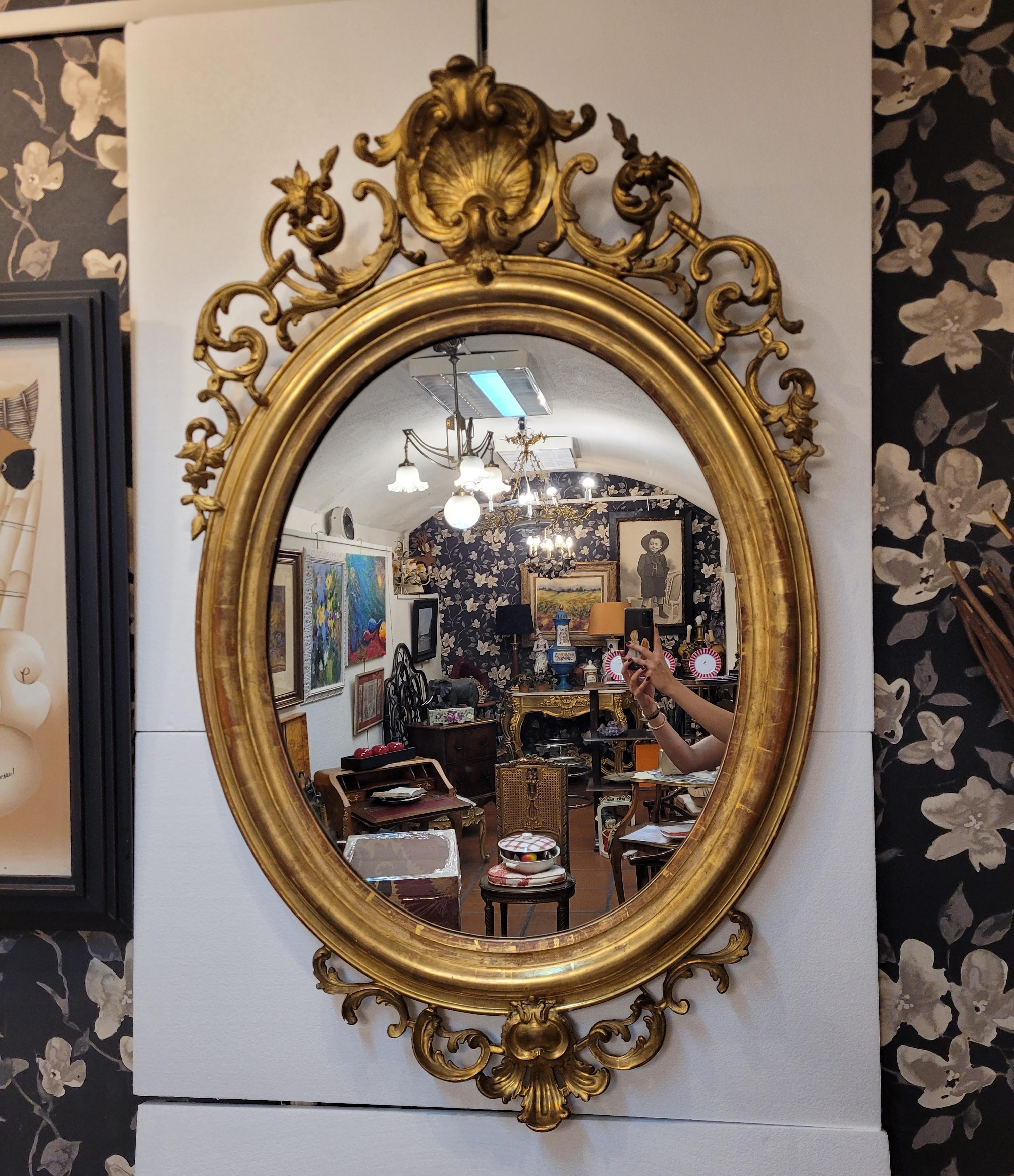 Amazing and very beautiful Mirror from the time of Napoleon III, with an ornate gilt carved wood on its upper part, and on the lower part, oval profile
The highest point of this decorative object is adorned with a spectacular rockery embellished