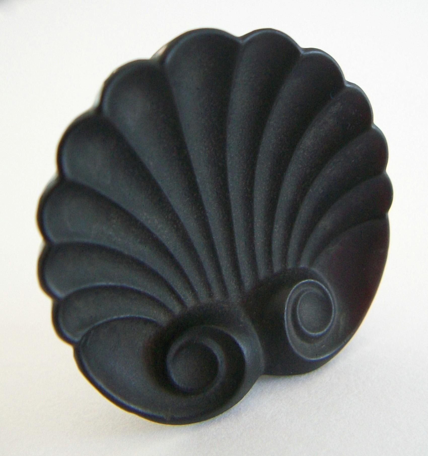 Napoleon III French Jet Neoclassical Shell Brooch, France, Mid-19th Century In Good Condition For Sale In Chatham, CA