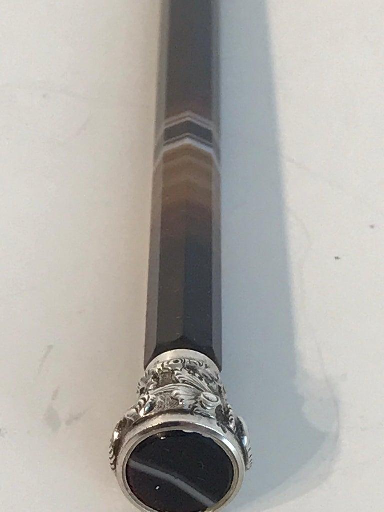Set da scrittura da scrivania a 3 pezzi in argento e agata di Napoleone III, Francia, CIRCA 1870

Uno squisito set da scrittura in tre pezzi in agata e sterlina, un esempio di maestria ed eleganza. Questo set combina argento sterling, conchiglia