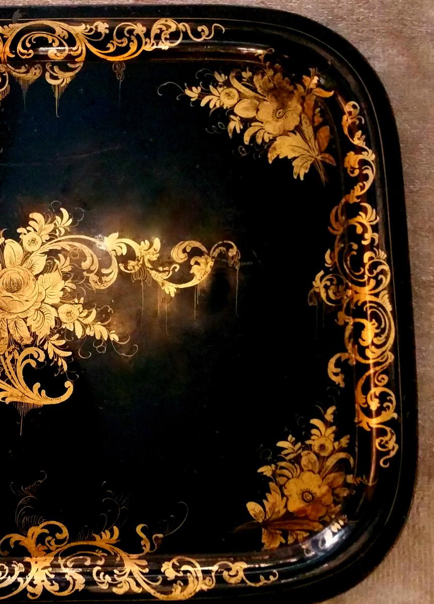 Napoleon III French Metal Toleware Tray Hand Painted with Gold Paint  In Good Condition In Prato, Tuscany