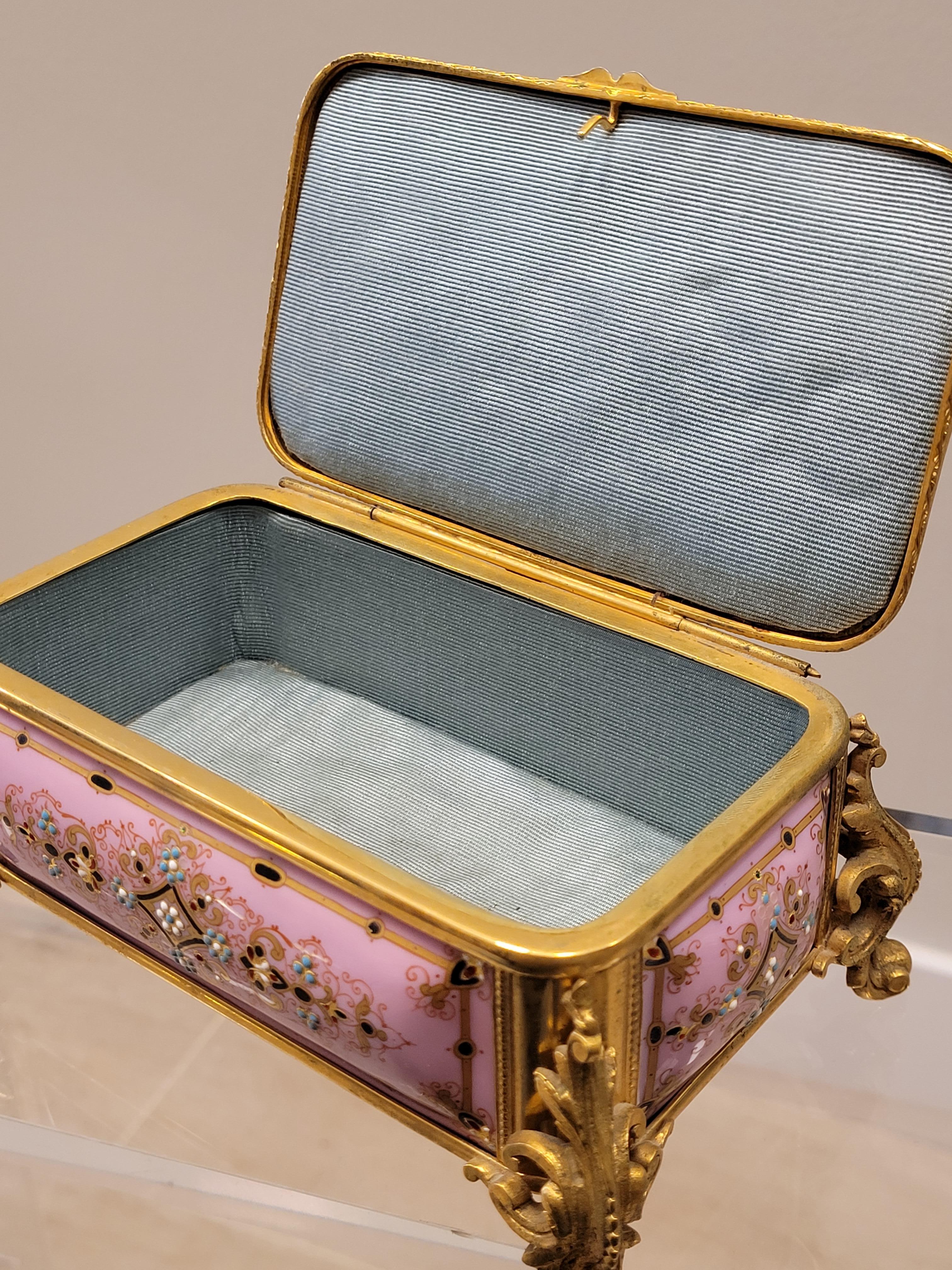 Napoleón III French Pink Enamel Jewelry Box, Ormolu 7