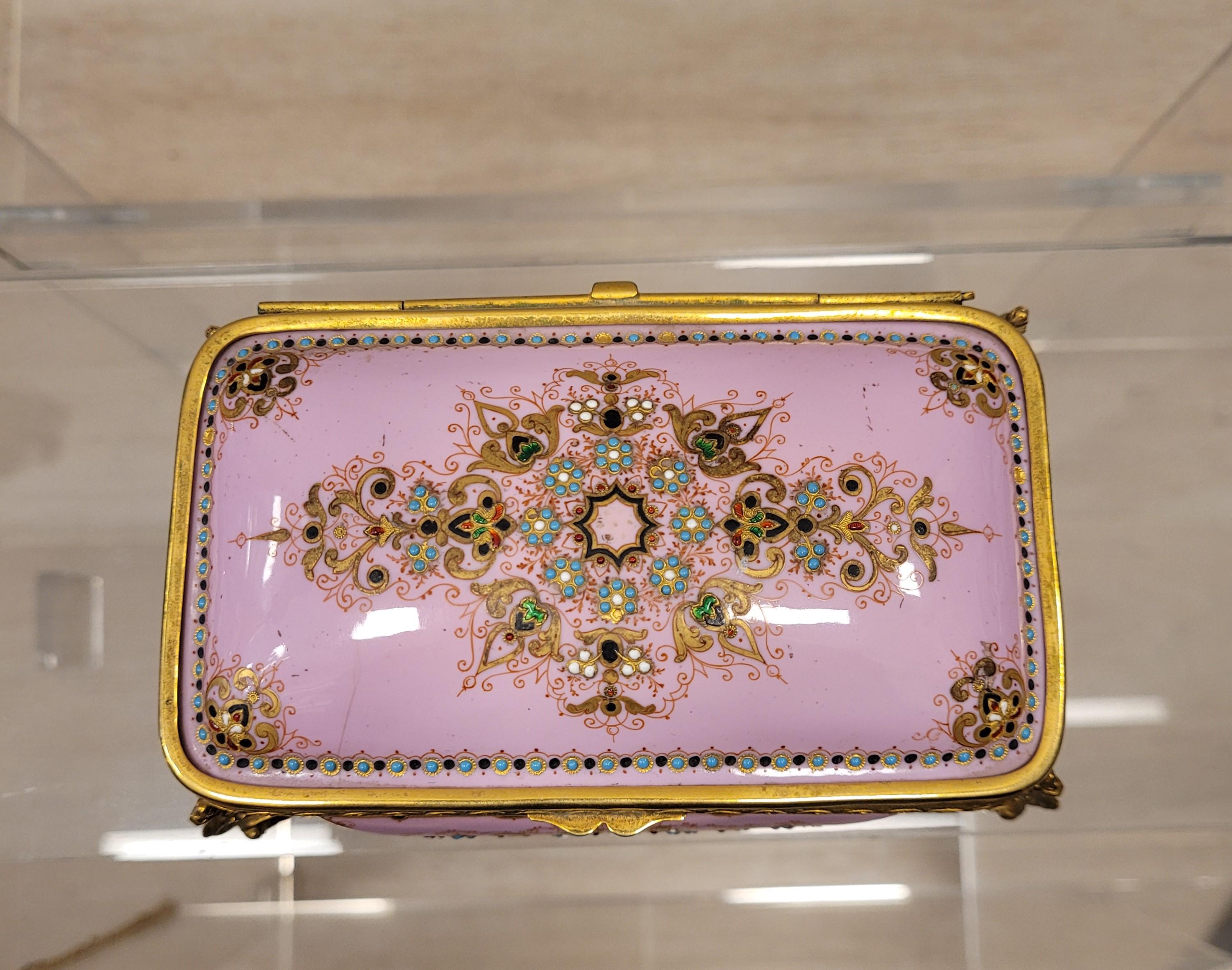 Napoleón III French Pink Enamel Jewelry Box, Ormolu In Good Condition In Valladolid, ES