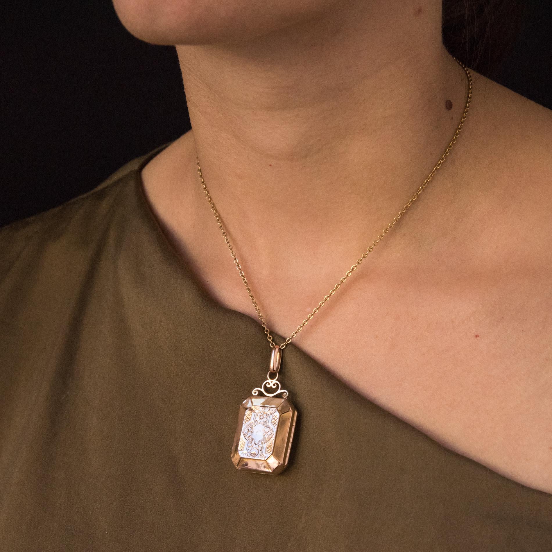 Medallion in 18 karats rose gold, eagle's head hallmark.
Lovely antique pendant, it is delicately chiseled on both sides, all surmounted by an arabesque where is hung the bail. It is opening and separated by a transparent crystal.
Height: 4.5 cm,