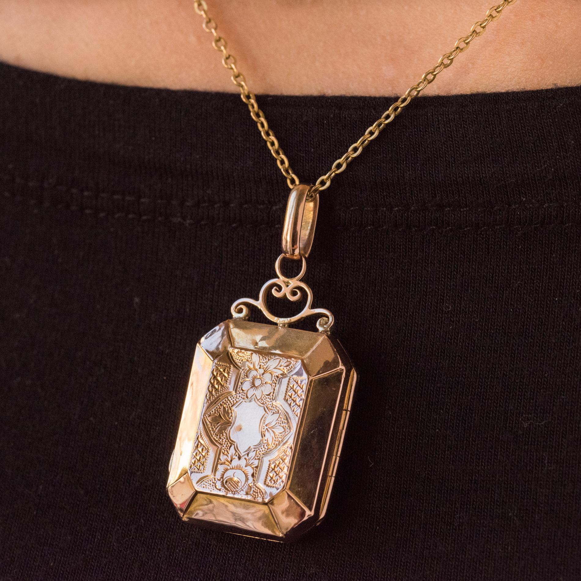 Napoleon III French Rectangular Rose Gold Chiseled Locket Pendant Medallion In Fair Condition In Poitiers, FR