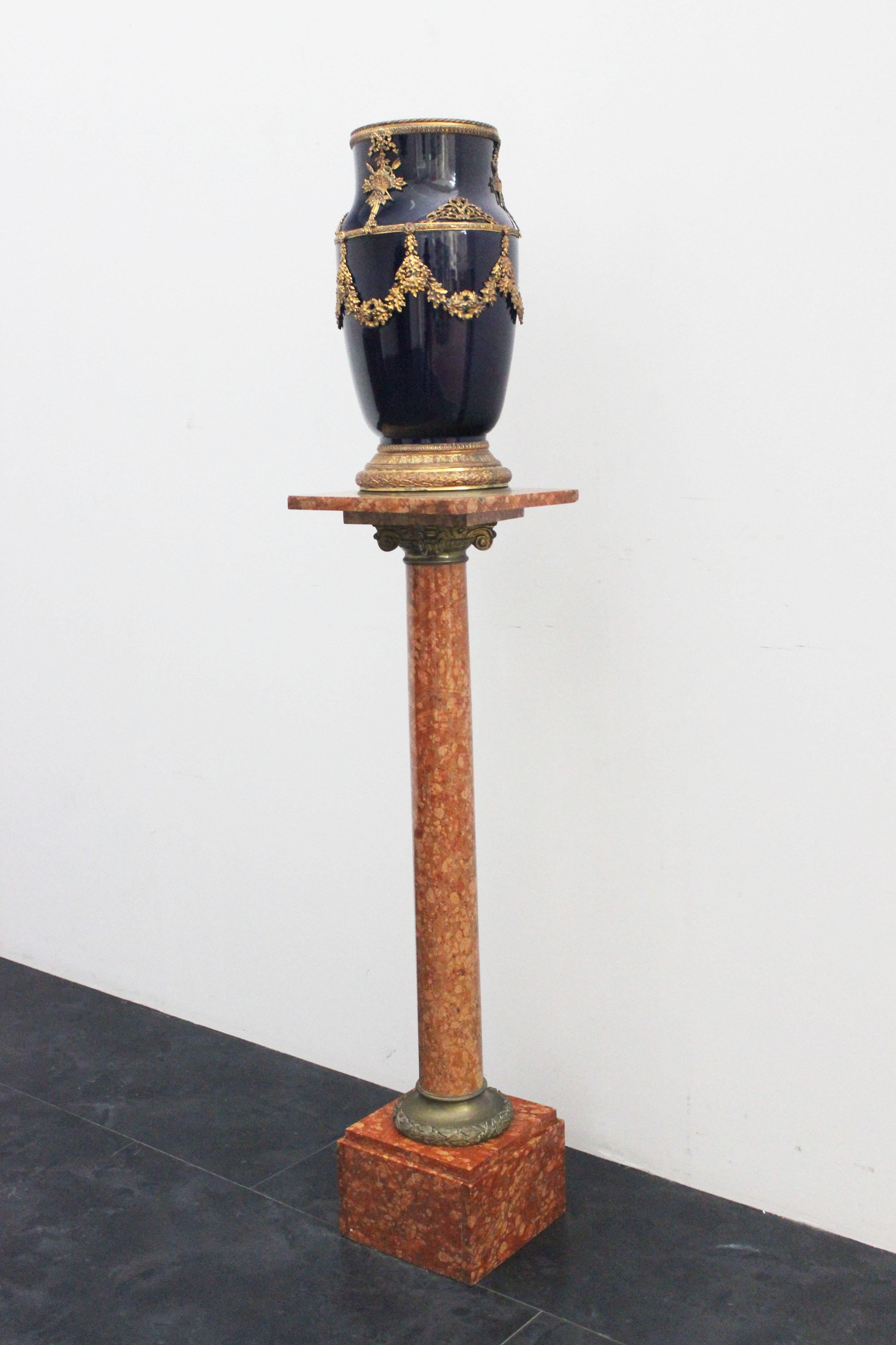 Blue vase on red marble column in Napoleon III style, early 20th century.
Splendid cobalt blue vase with gilt bronze details housed interlockingly on French red marble and gilt bronze column in Napoleon III style. Vase h48 x diameter 23 cm, column