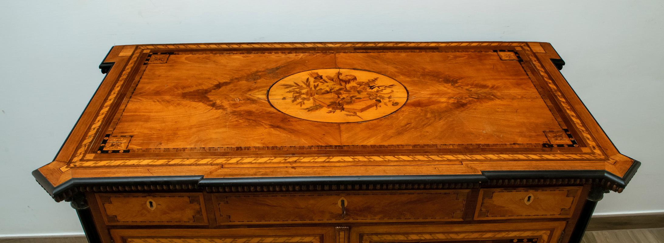 Credenza francese Napoleone III intarsiata con motivi floreali geometrici, 1850 in vendita 4