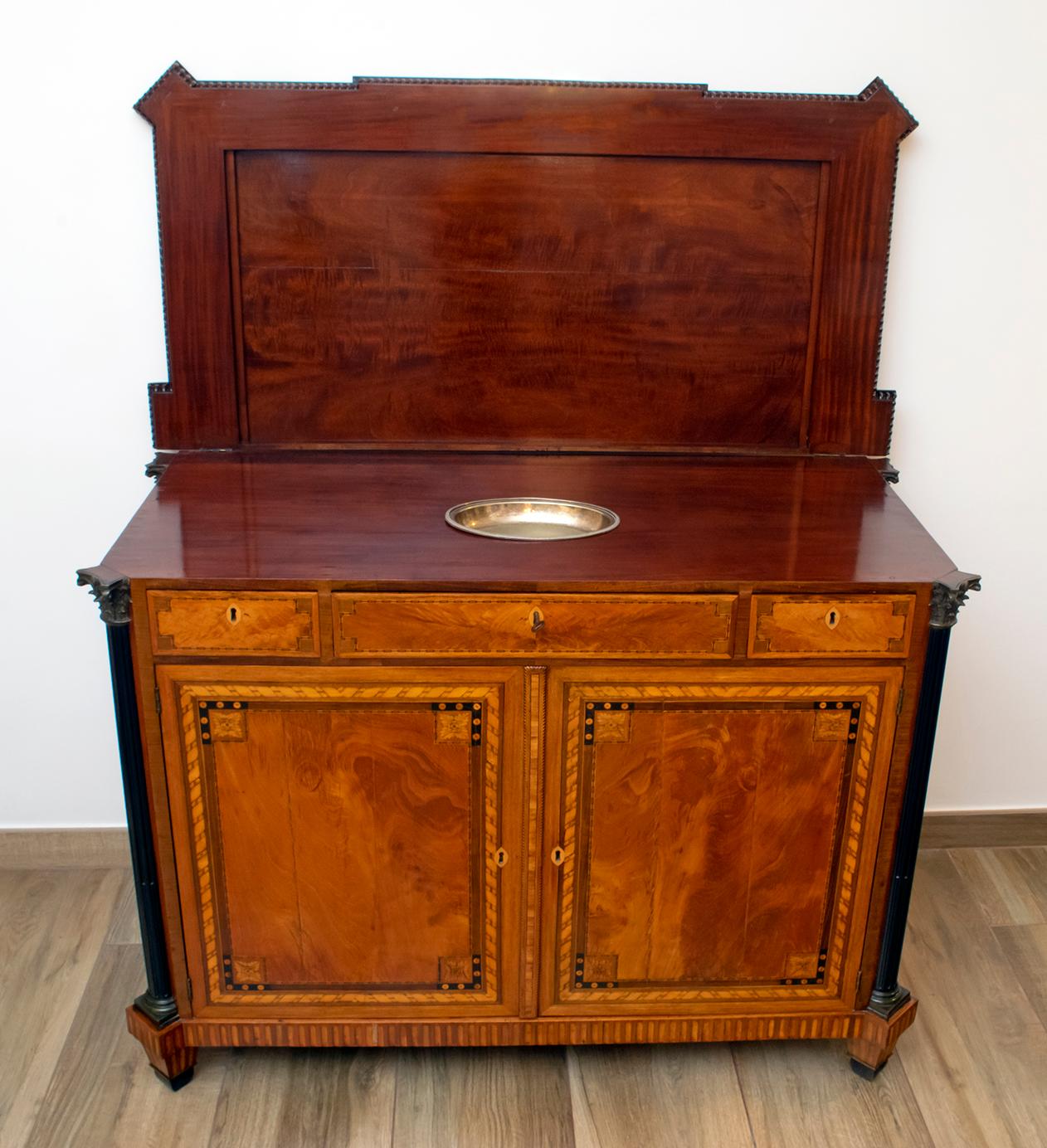 Napoleon III French Sideboard Inlaid with Geometric Floral Motifs, 1850 In Good Condition For Sale In Puglia, Puglia