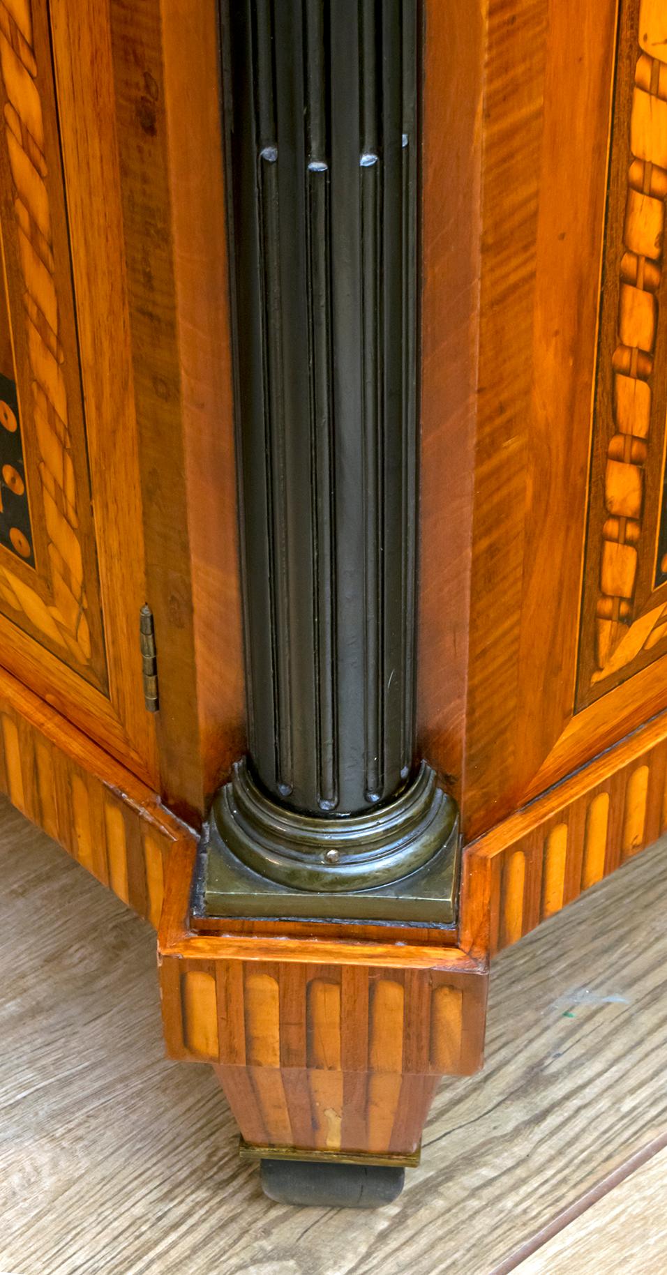 Credenza francese Napoleone III intarsiata con motivi floreali geometrici, 1850 in vendita 1