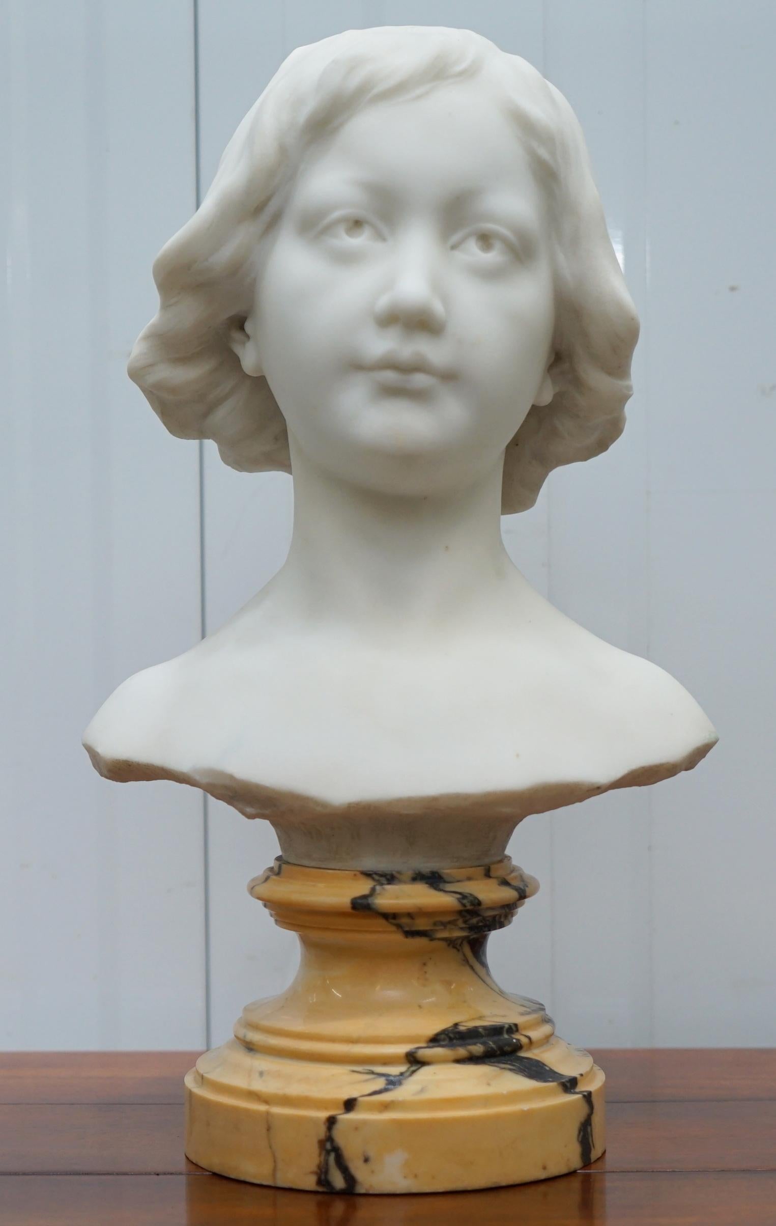 Nous sommes ravis d'offrir à la vente ce buste original rare et tout à fait exquis du 19ème siècle d'une jeune femme étonnante signée à l'arrière.

Cette jeune femme a un air de paix et de sérénité, sous tous les angles, je la trouve tout
