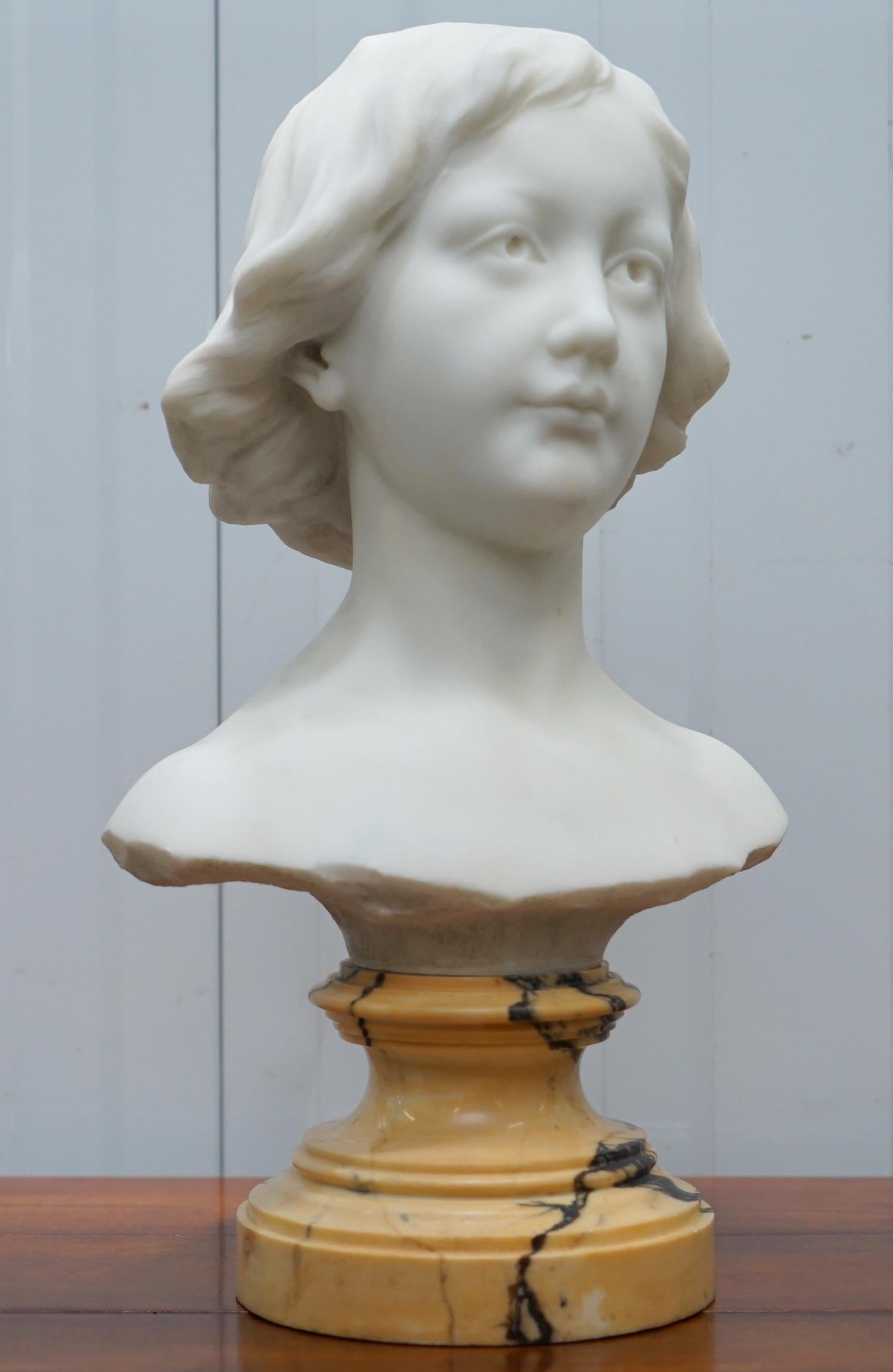 Néoclassique Buste en marbre massif français Napoléon III, signé par le sculpteur d'une belle femme en vente