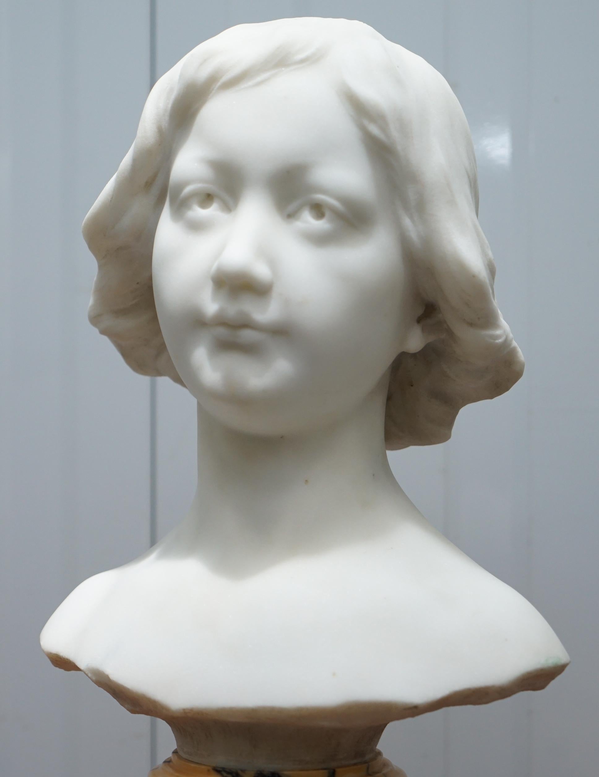 Français Buste en marbre massif français Napoléon III, signé par le sculpteur d'une belle femme en vente