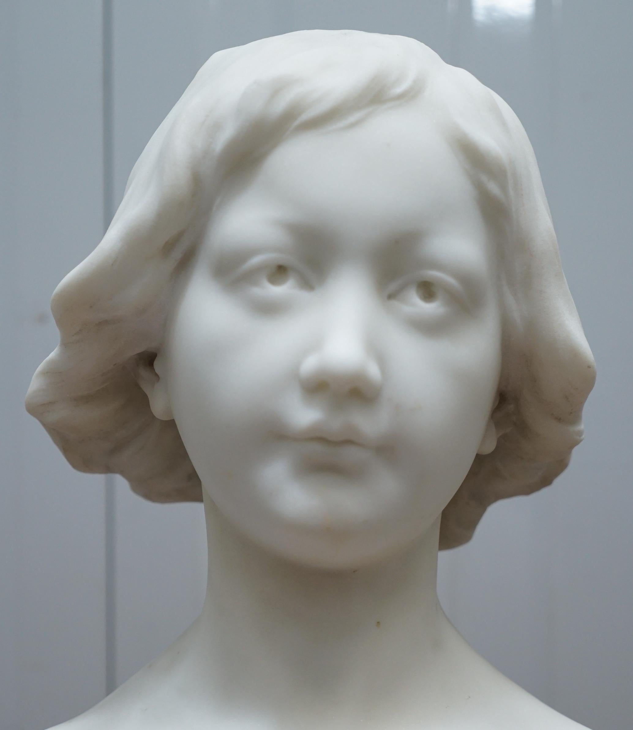 XIXe siècle Buste en marbre massif français Napoléon III, signé par le sculpteur d'une belle femme en vente