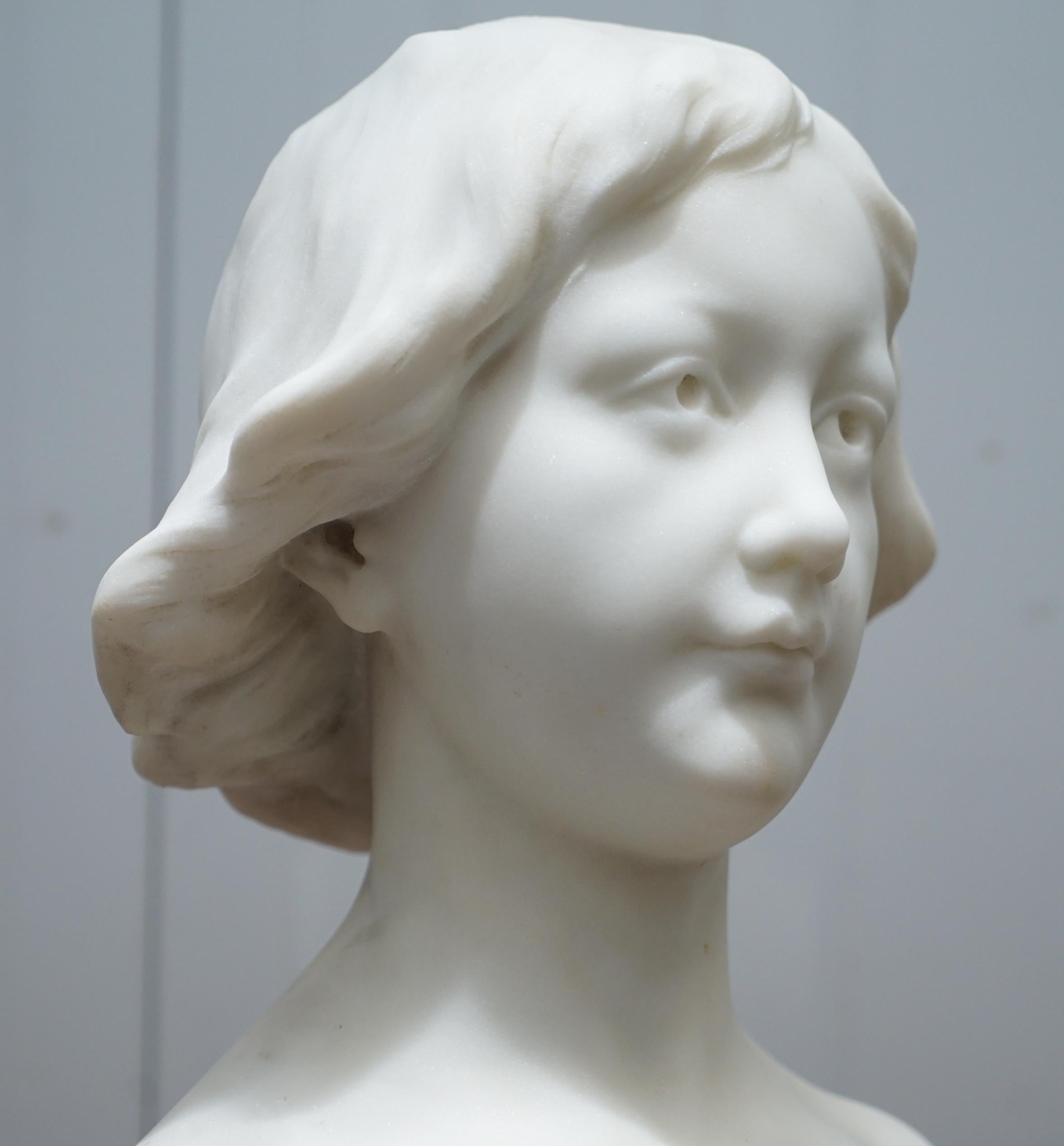 Buste en marbre massif français Napoléon III, signé par le sculpteur d'une belle femme en vente 2
