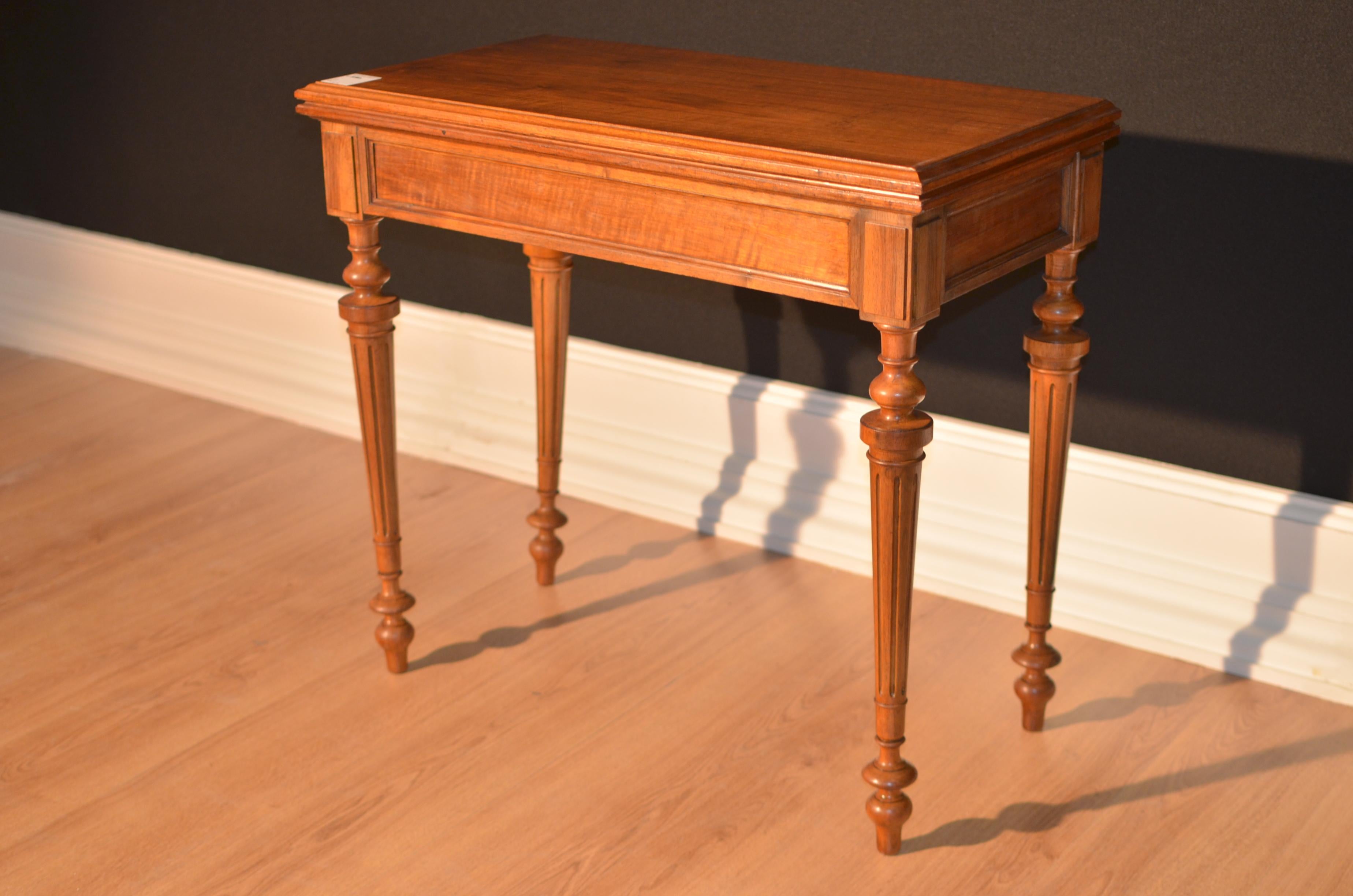 Napoleon III game table entirely in walnut of French origin, circa 1880. The gaming table has recently been restored, so structurally it does not require further intervention but only the replacement of the internal cloth.