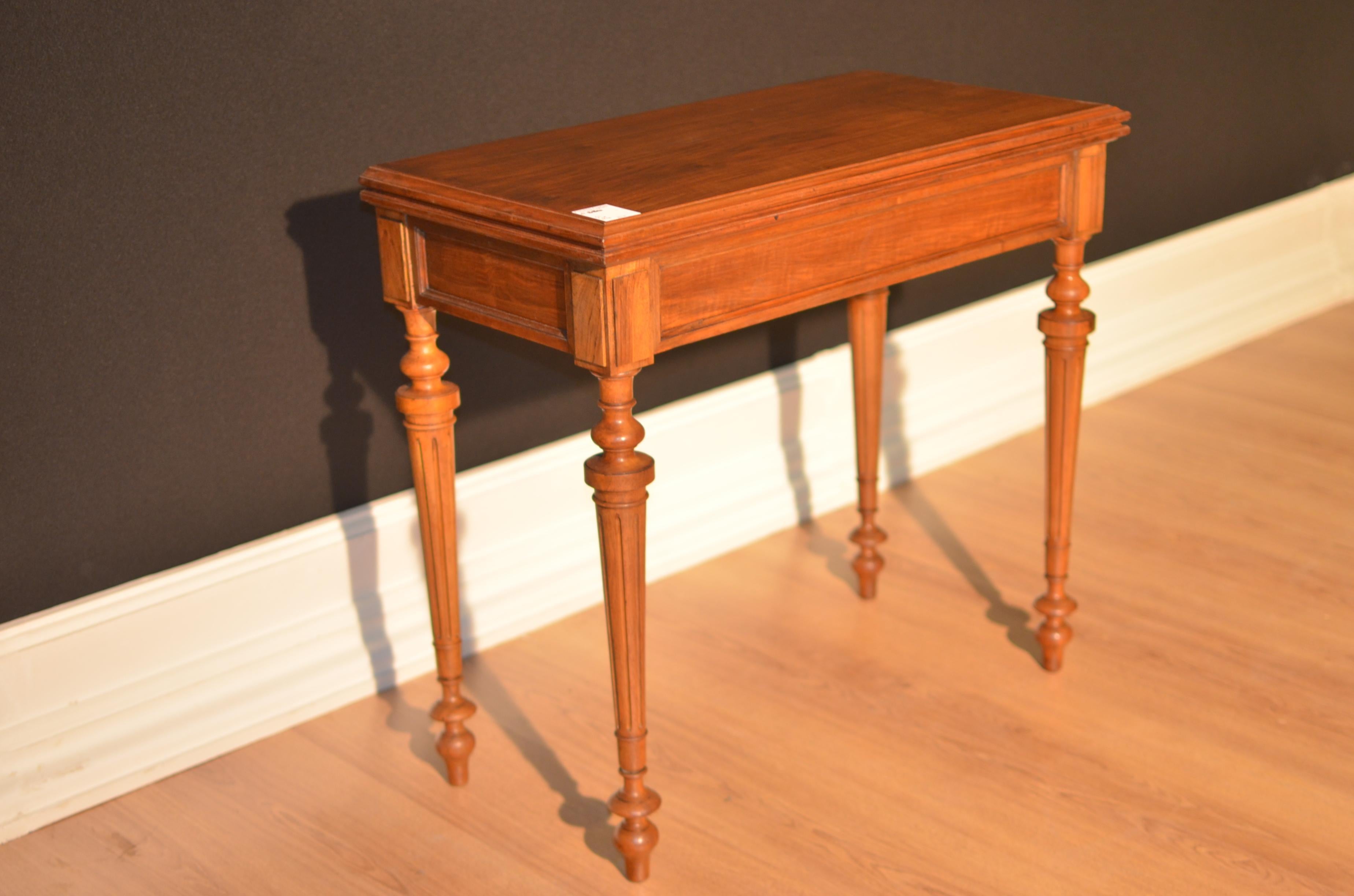 Napoleon III Game Table in French Walnut from 1880 In Excellent Condition For Sale In Bari, IT