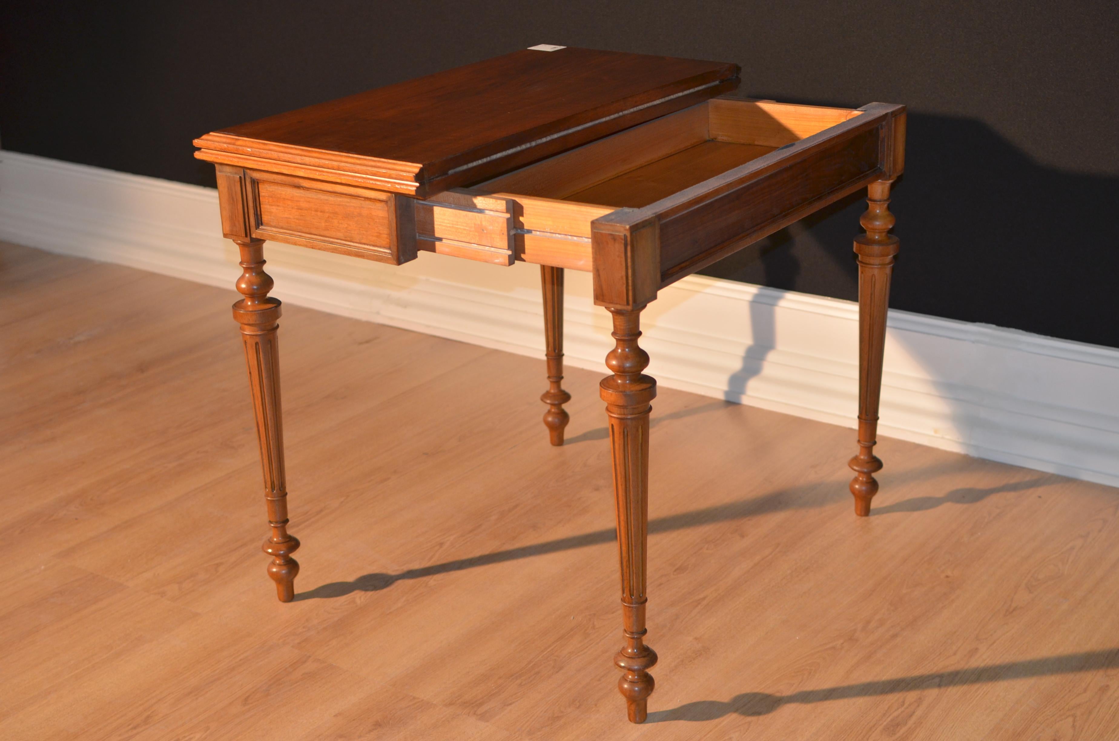 Napoleon III Game Table in French Walnut from 1880 For Sale 3