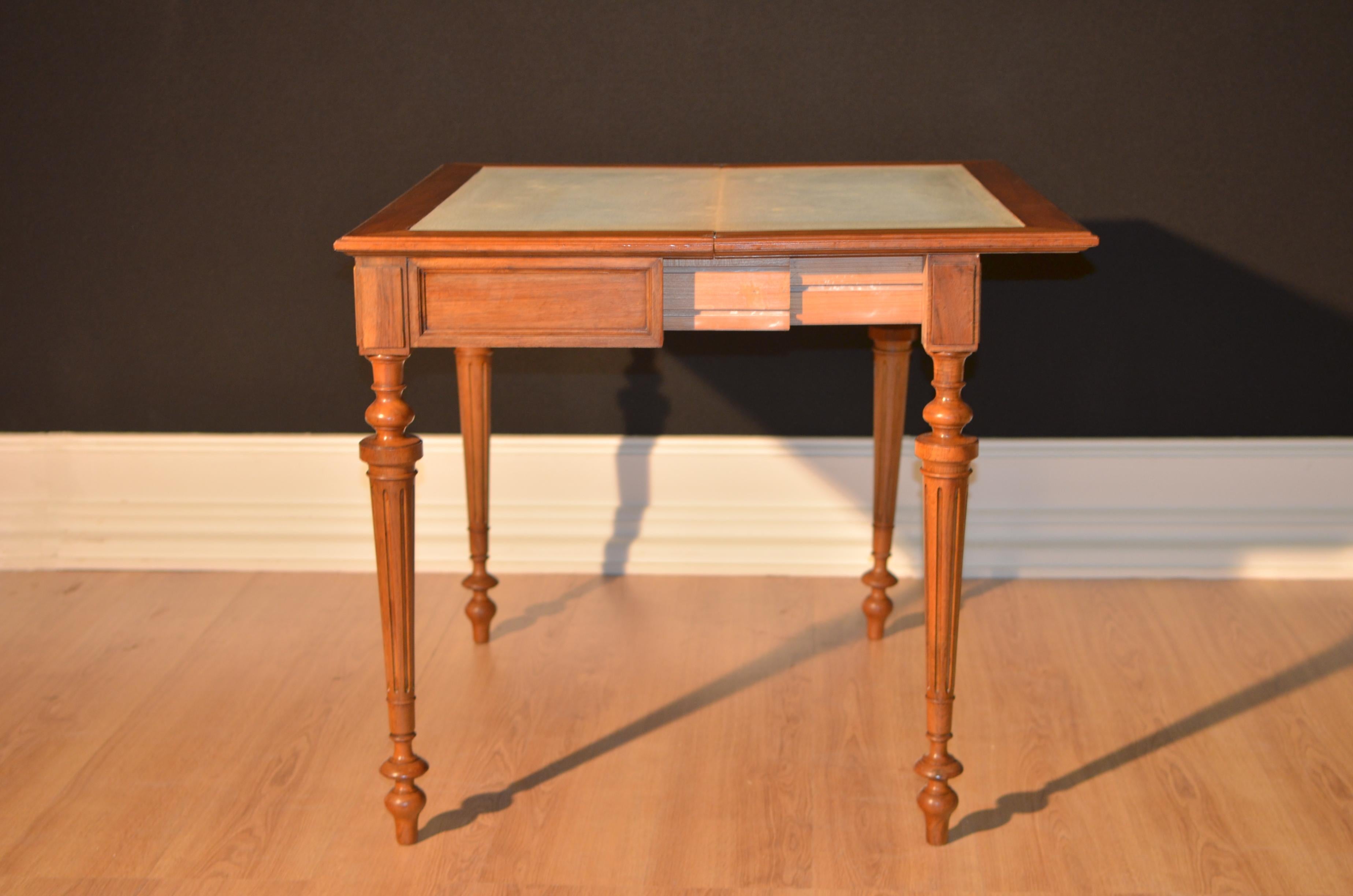 Napoleon III Game Table in French Walnut from 1880 For Sale 5