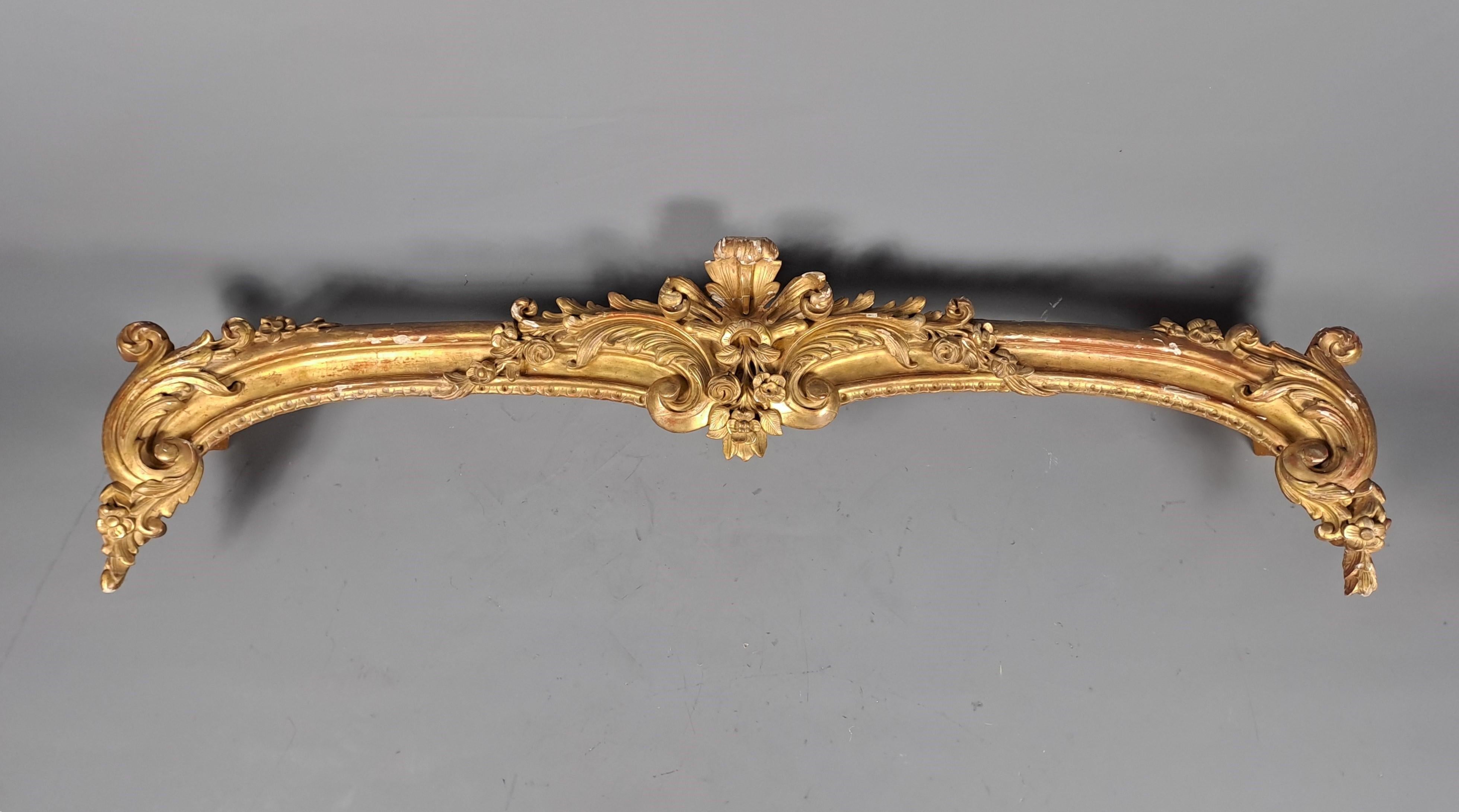 Excepcional cenefa de época Napoleón III en madera dorada ricamente tallada al estilo rocaille decorada con hojas de acanto, volutas y flores.

Modelo raro, presentado tal cual con algunas pérdidas y desgaste en el dorado.  Madera sana y sin