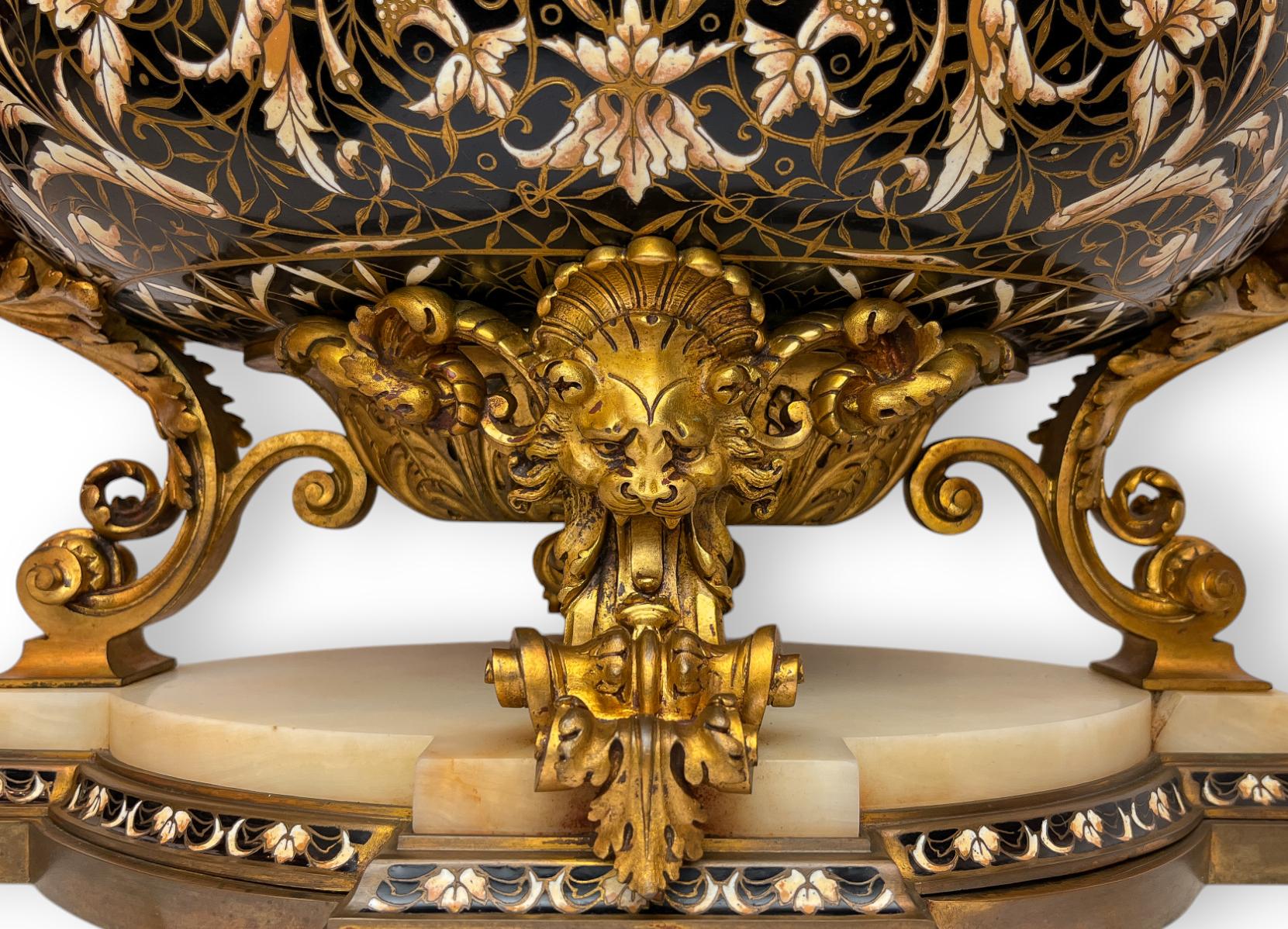 XIX secolo Jardinière Napoleone III in bronzo dorato e smalto cloisonné su base di onice bianco in vendita